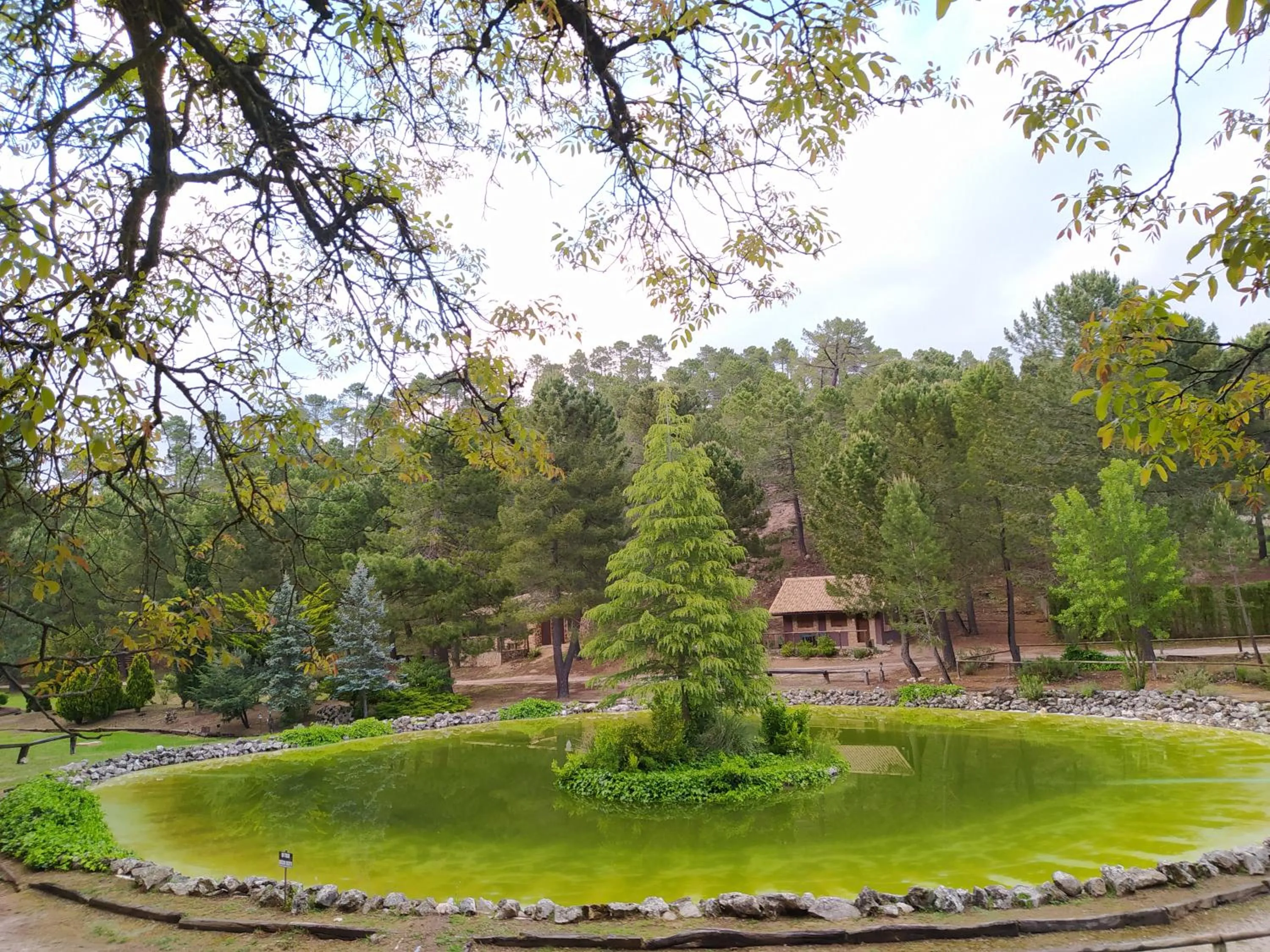 La cabaña del lago en ZAFIRO LAGUNAZO Parque Natural del Río Mundo