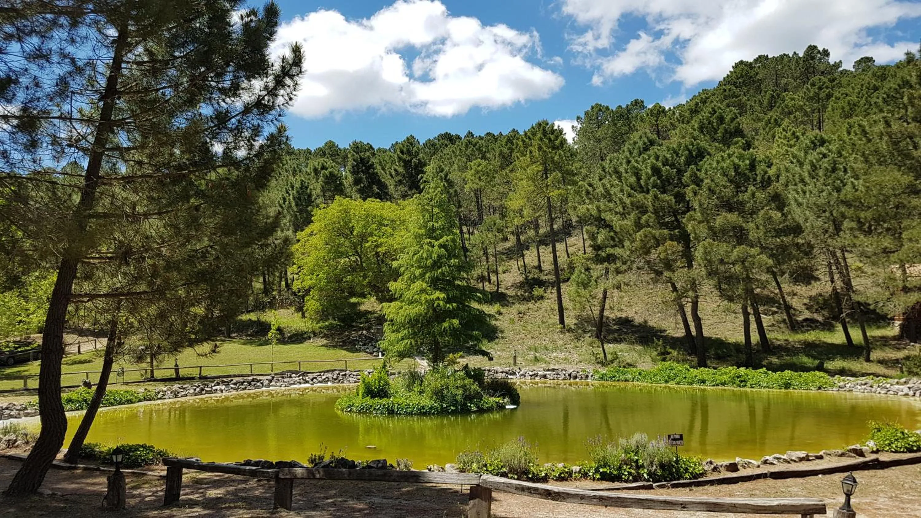 La cabaña del lago en ZAFIRO LAGUNAZO Parque Natural del Río Mundo