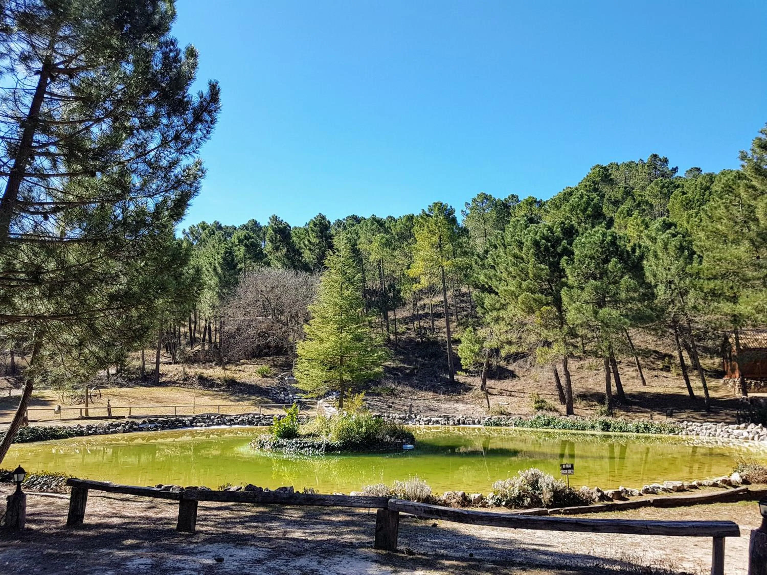 La cabaña del lago en ZAFIRO LAGUNAZO Parque Natural del Río Mundo