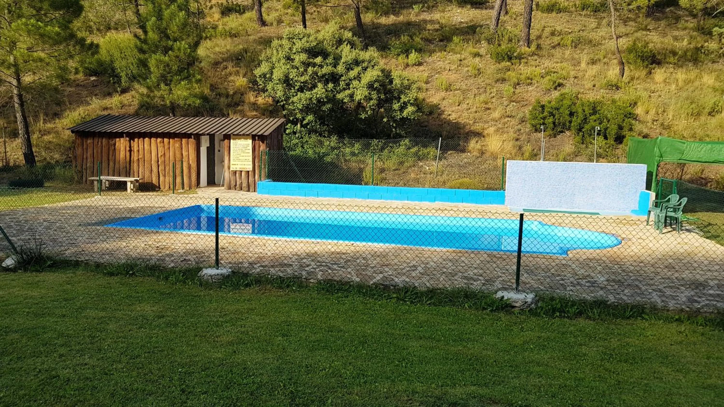 Swimming pool in La cabaña del lago en ZAFIRO LAGUNAZO Parque Natural del Río Mundo