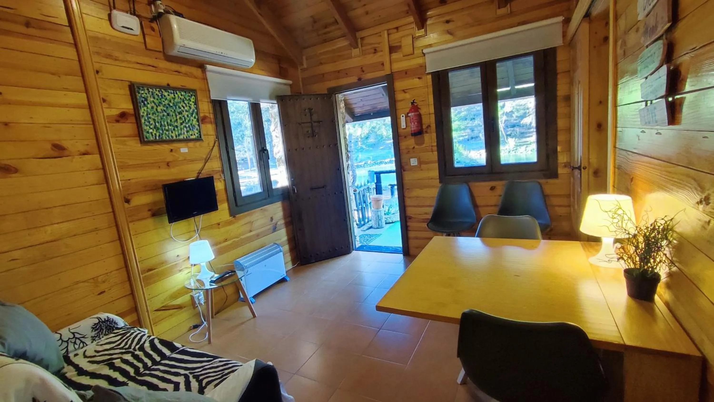 Lounge or bar in La cabaña del lago en ZAFIRO LAGUNAZO Parque Natural del Río Mundo