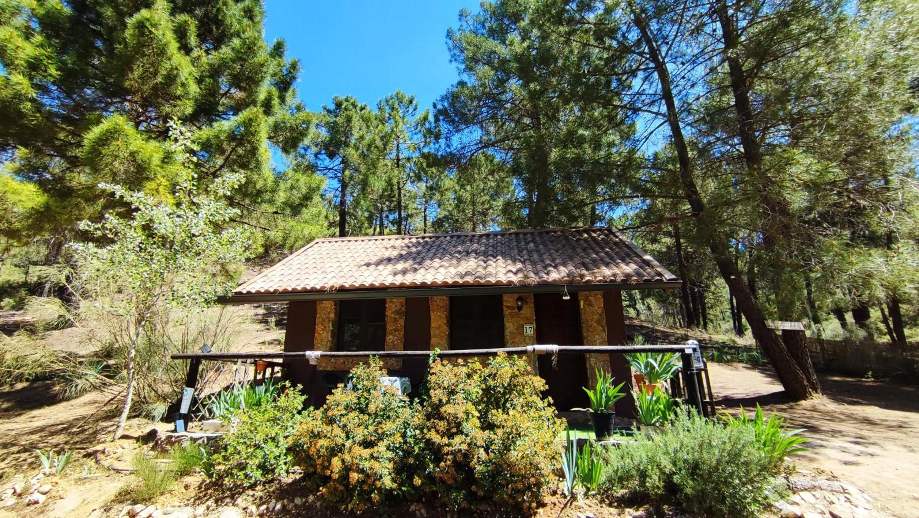 La cabaña del lago en ZAFIRO LAGUNAZO Parque Natural del Río Mundo