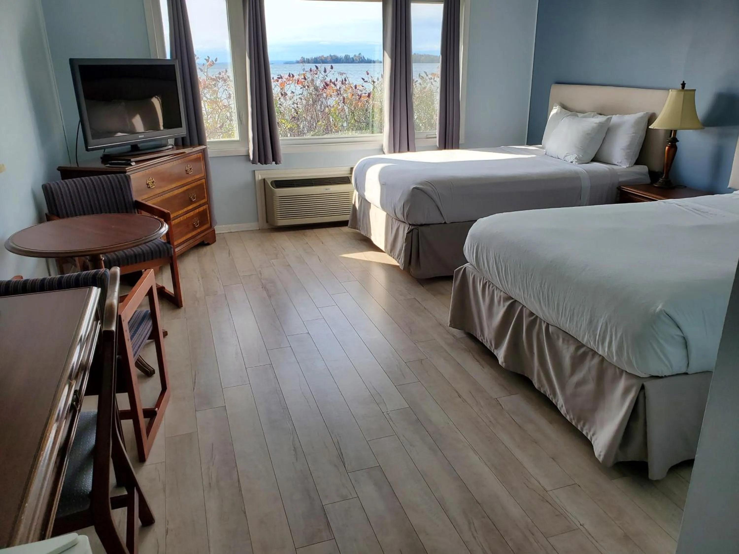 Bed in Carolyn Beach Inn