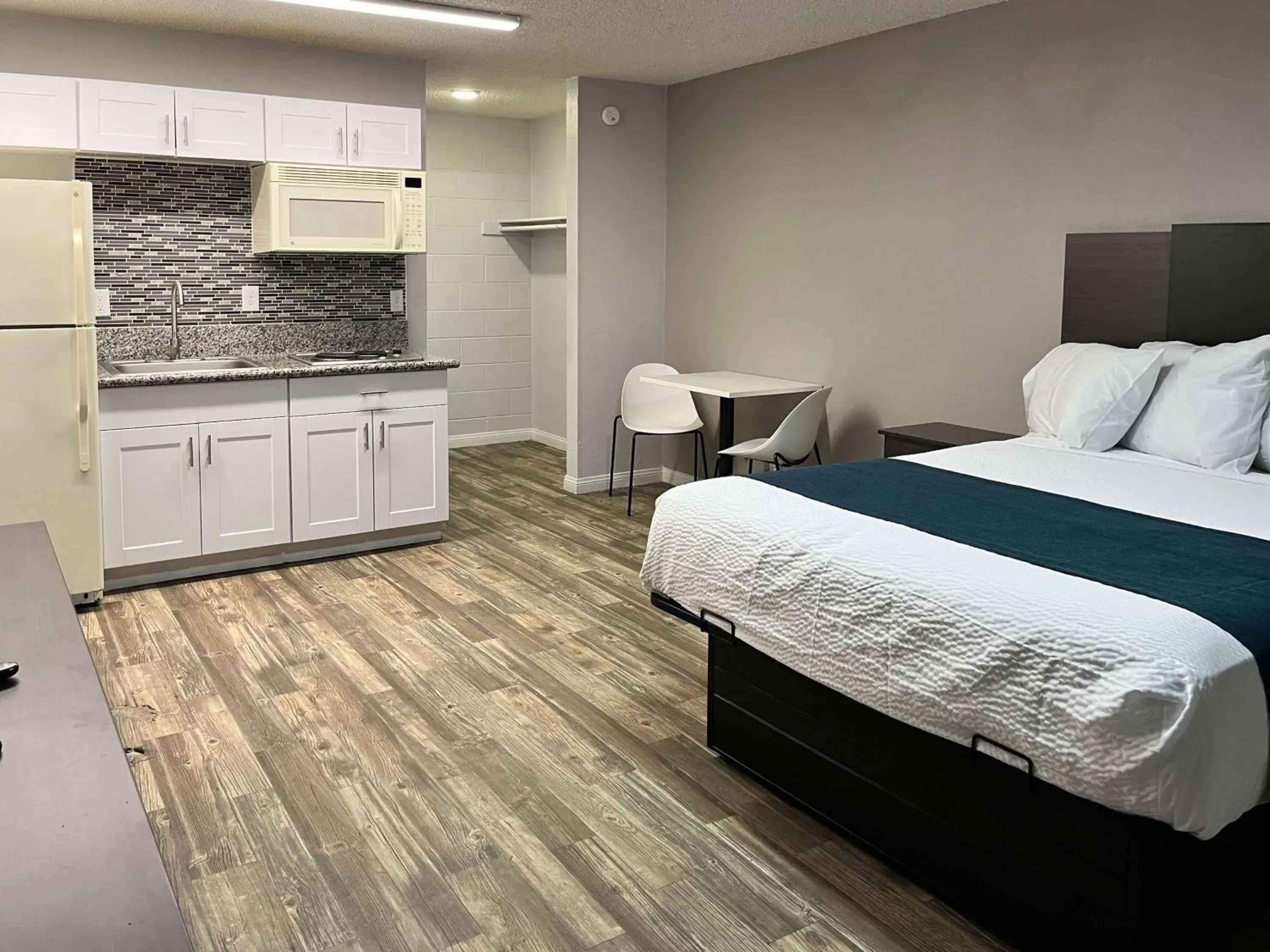 Bedroom, Kitchen/Kitchenette in Motel 6 Las Vegas NV Downtown Fremont St
