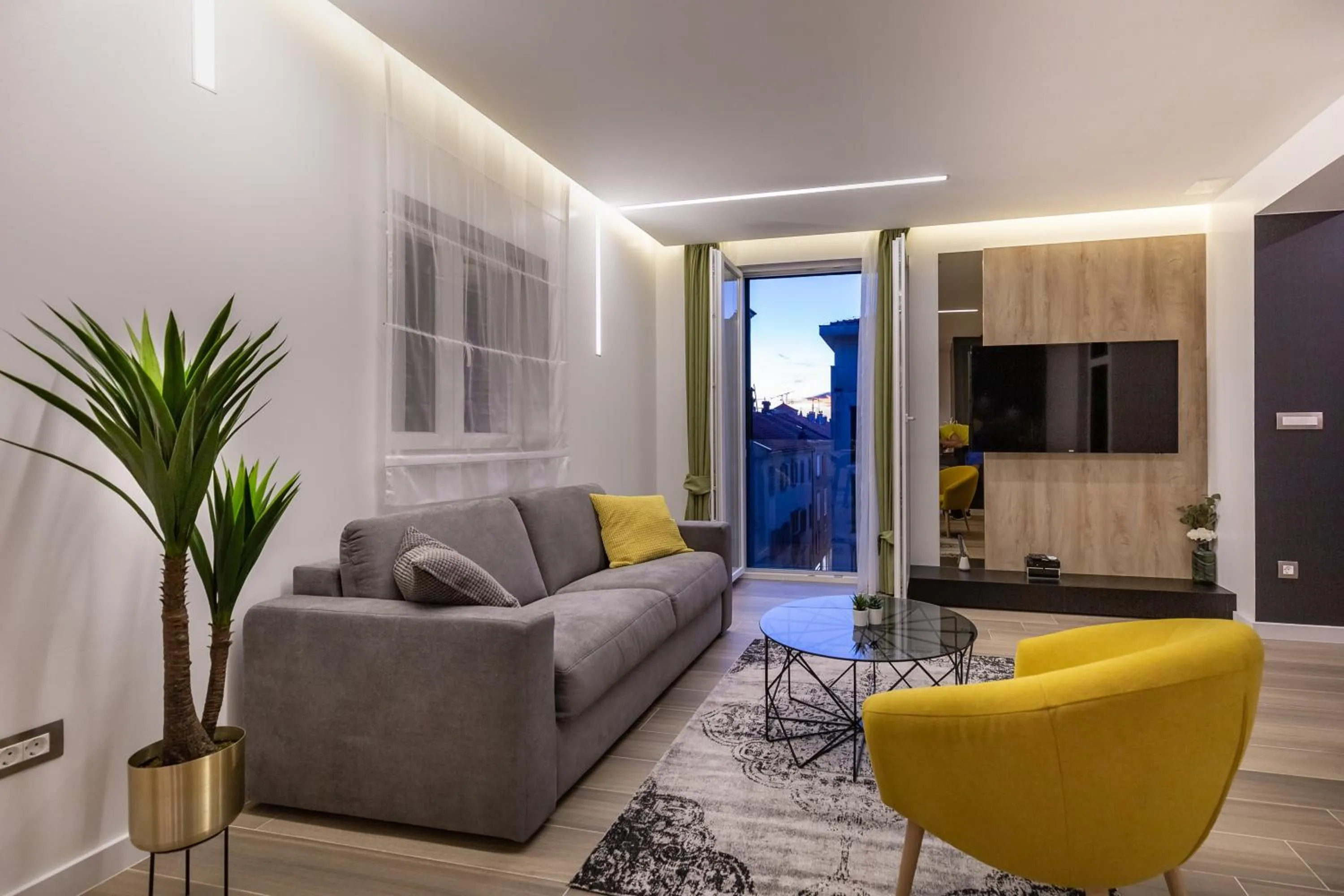 Downtown Marcius Luxury Apartment with Jacuzzi & Sauna