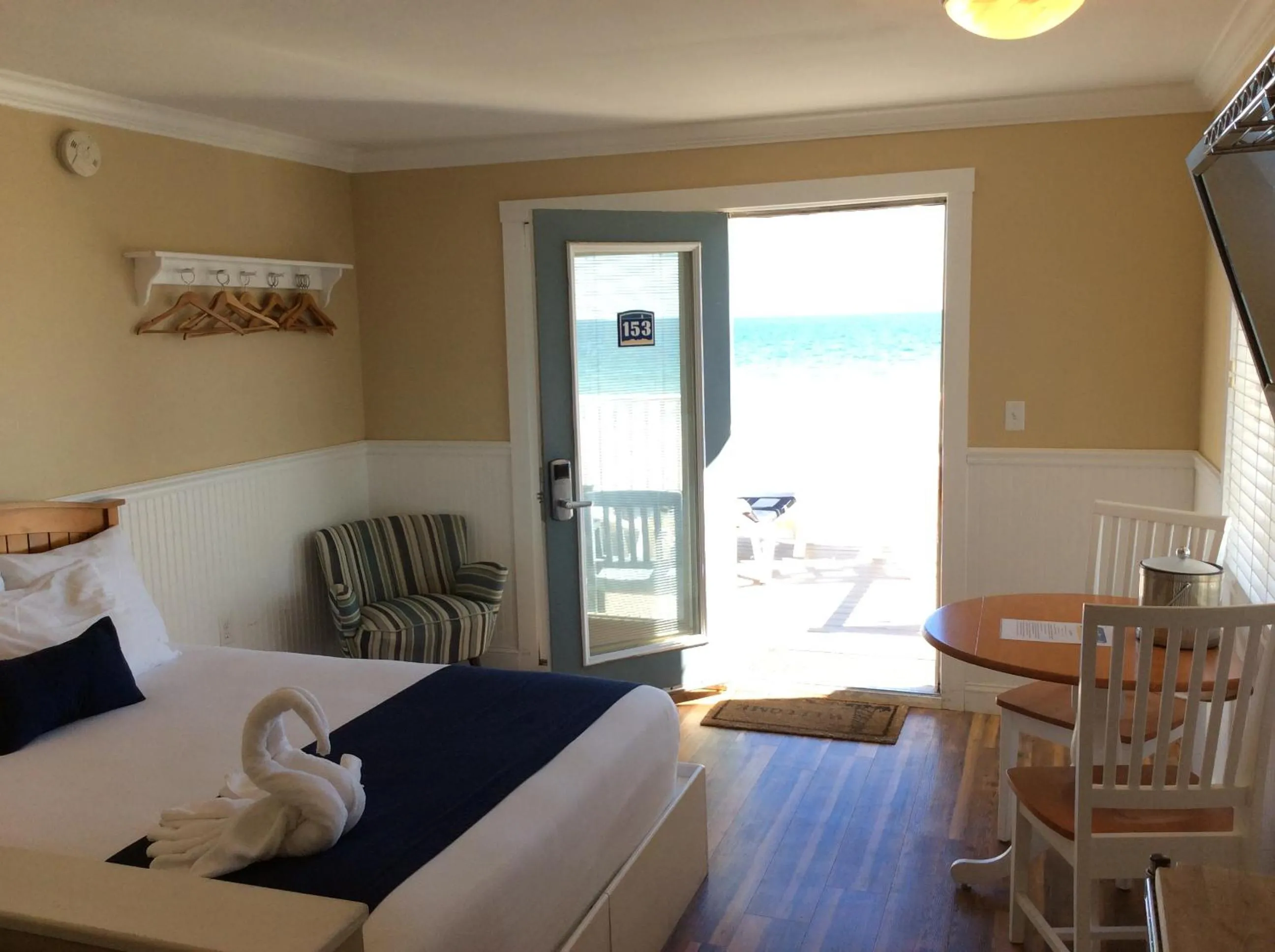 Queen Room with Balcony in The Beachwood