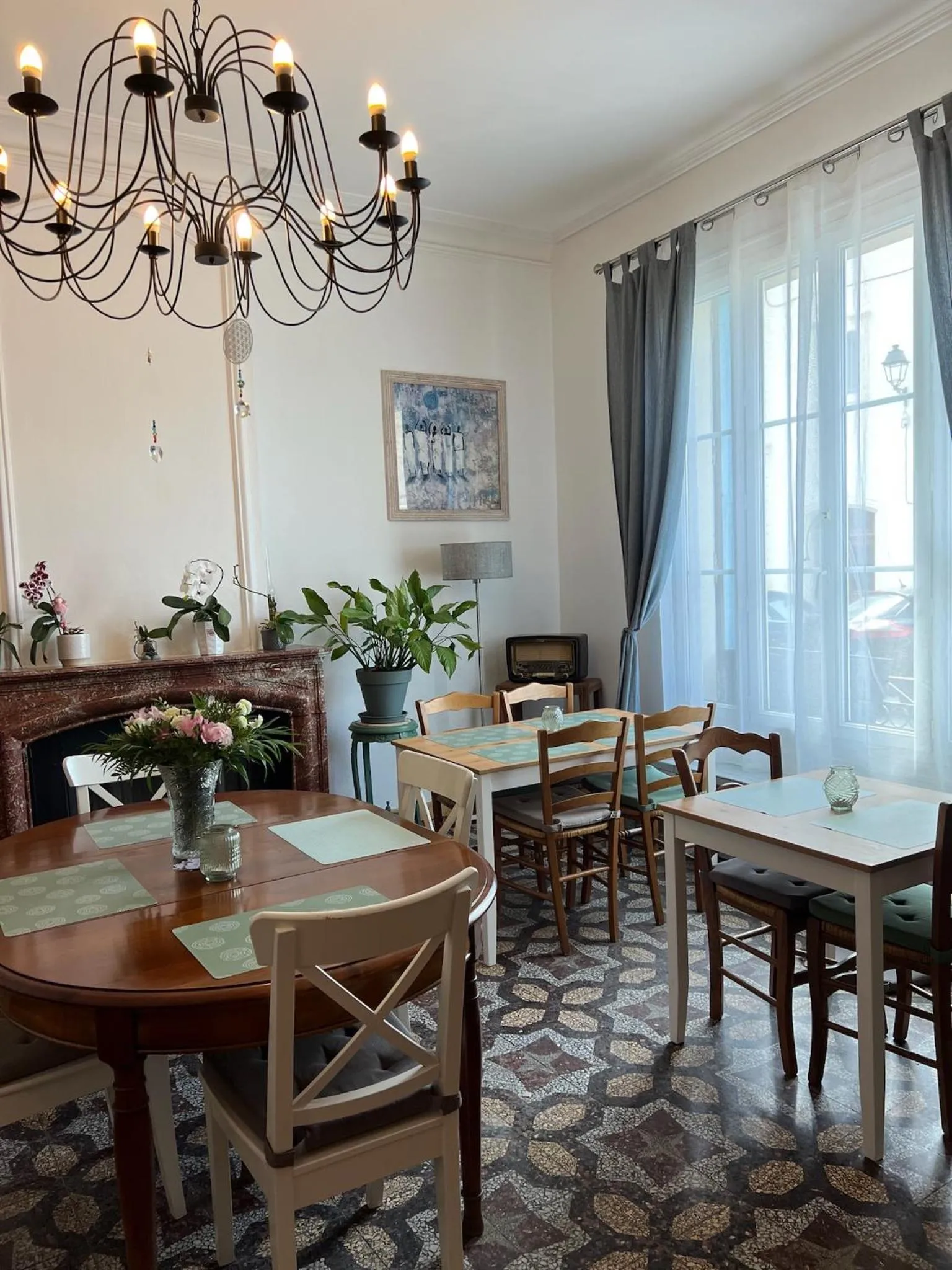 Restaurant/places to eat in Entre Midi - Maison d'Hôtes - B&B