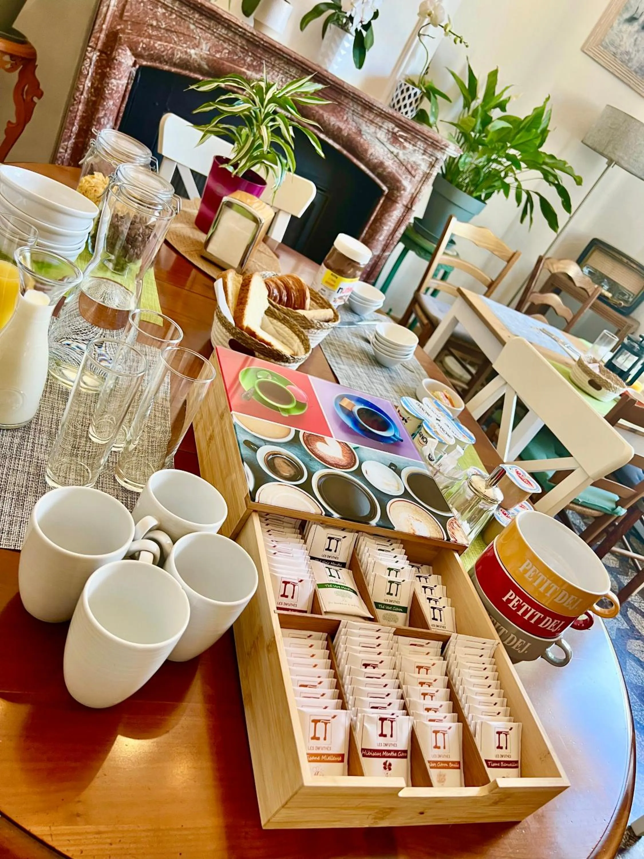 Restaurant/places to eat in Entre Midi - Maison d'Hôtes - B&B