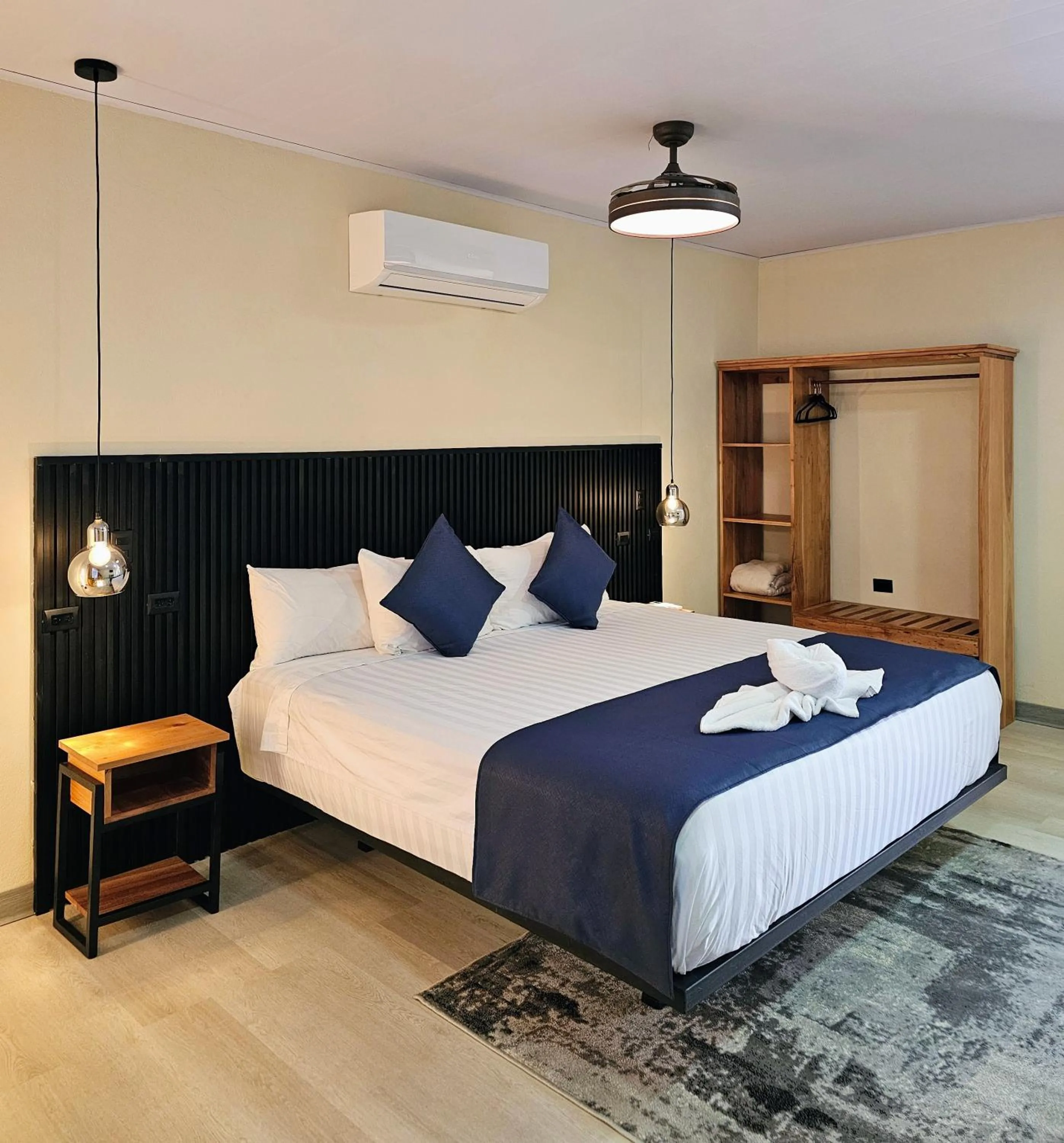 Photo of the whole room, Bed in Calathea Hotel Monteverde