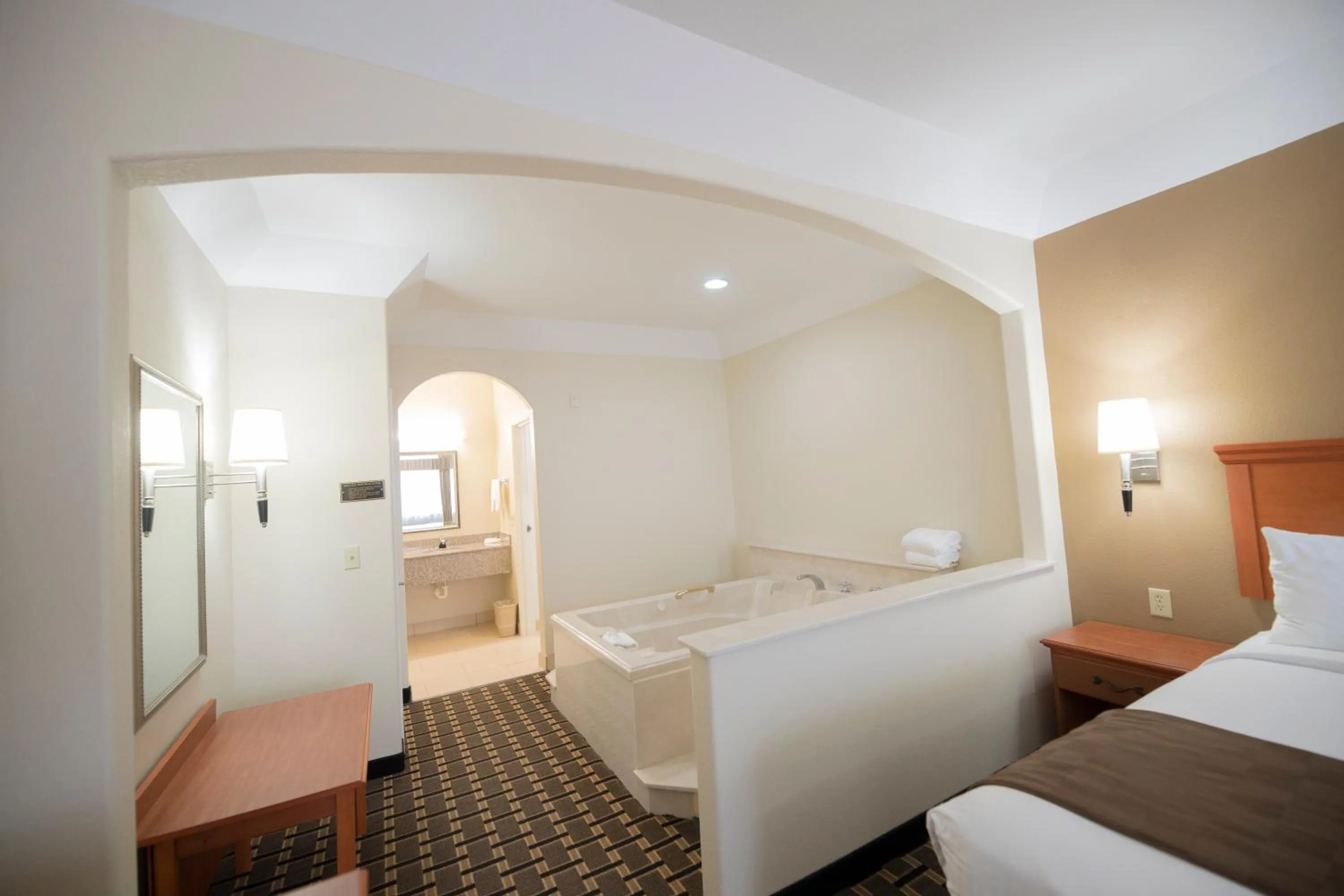 Shower, Bed in Motel 6-Tyler, TX