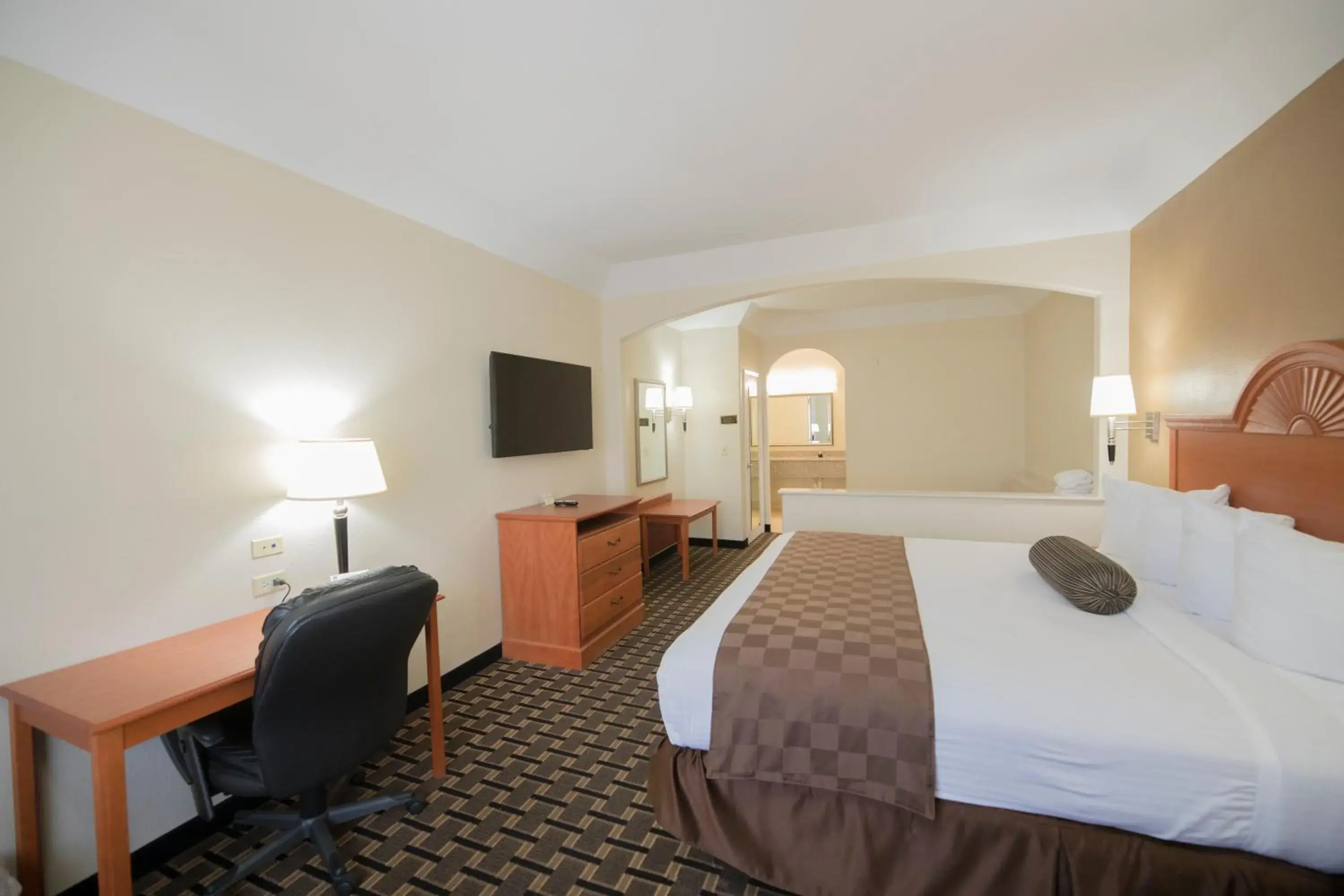 Standard King Room in Motel 6-Tyler, TX Standard King Room in Motel 6-Tyler, TX