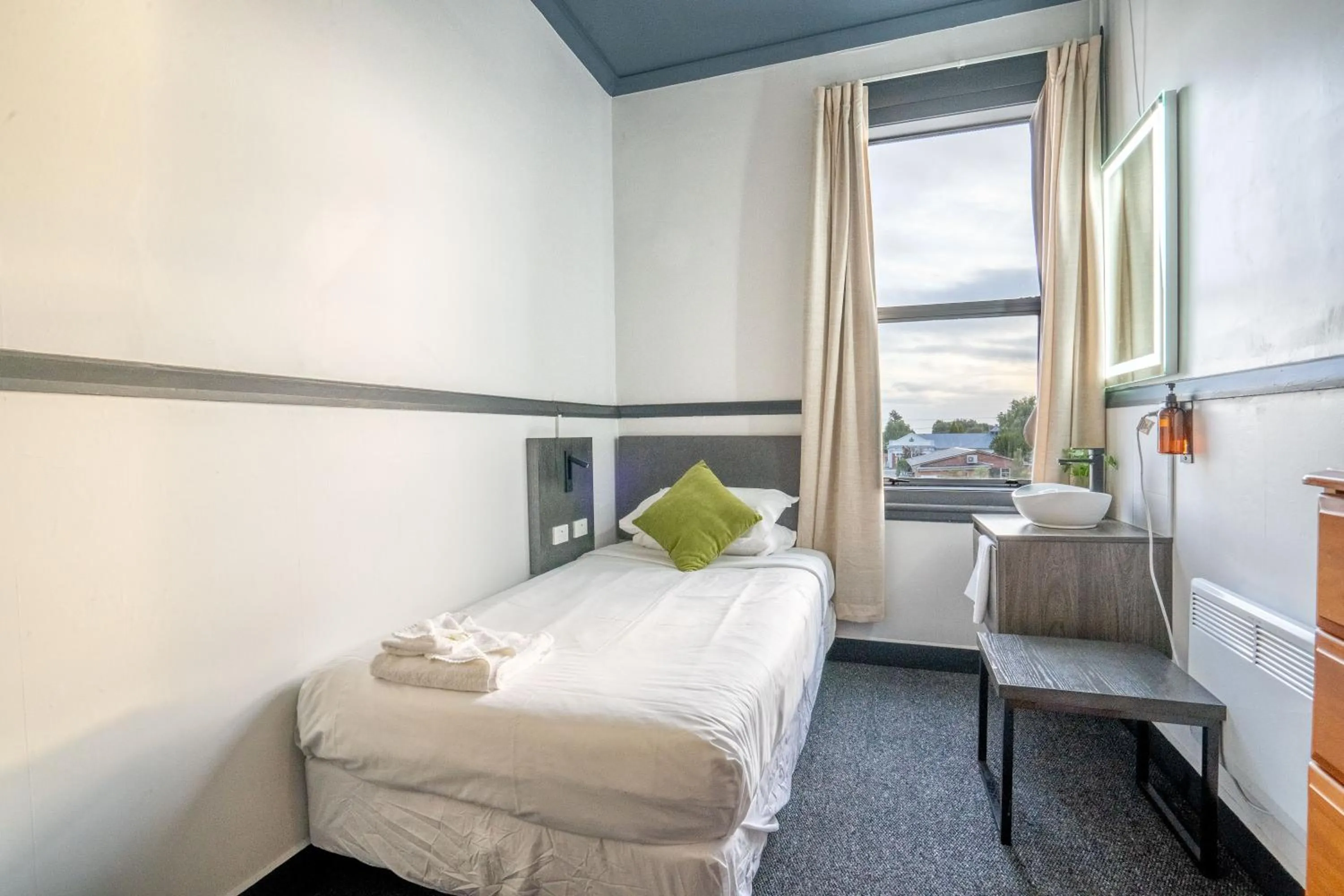Photo of the whole room, Bed in Railway Hotel