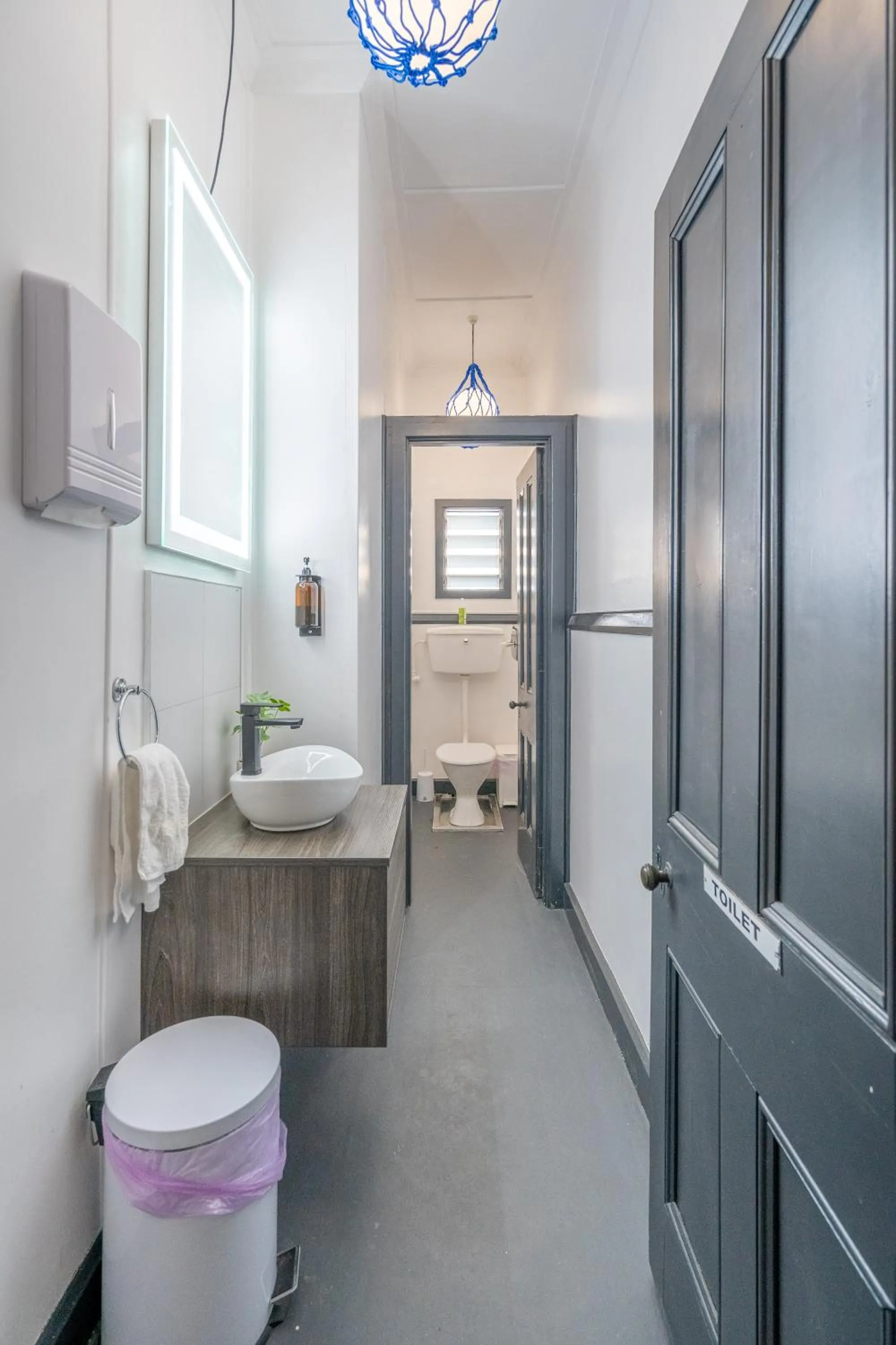 Bathroom, Bed in Railway Hotel