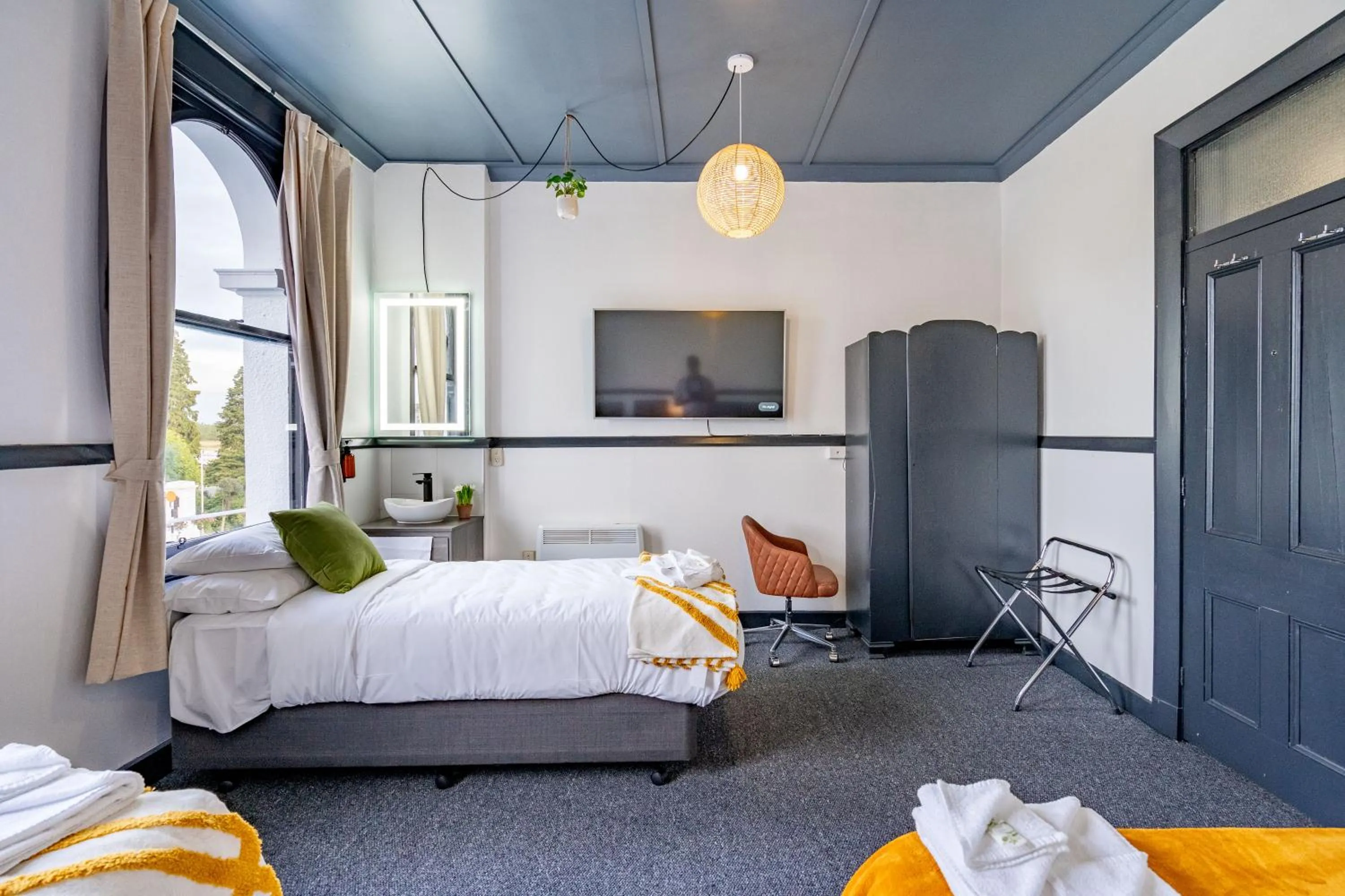 Photo of the whole room, Bed in Railway Hotel