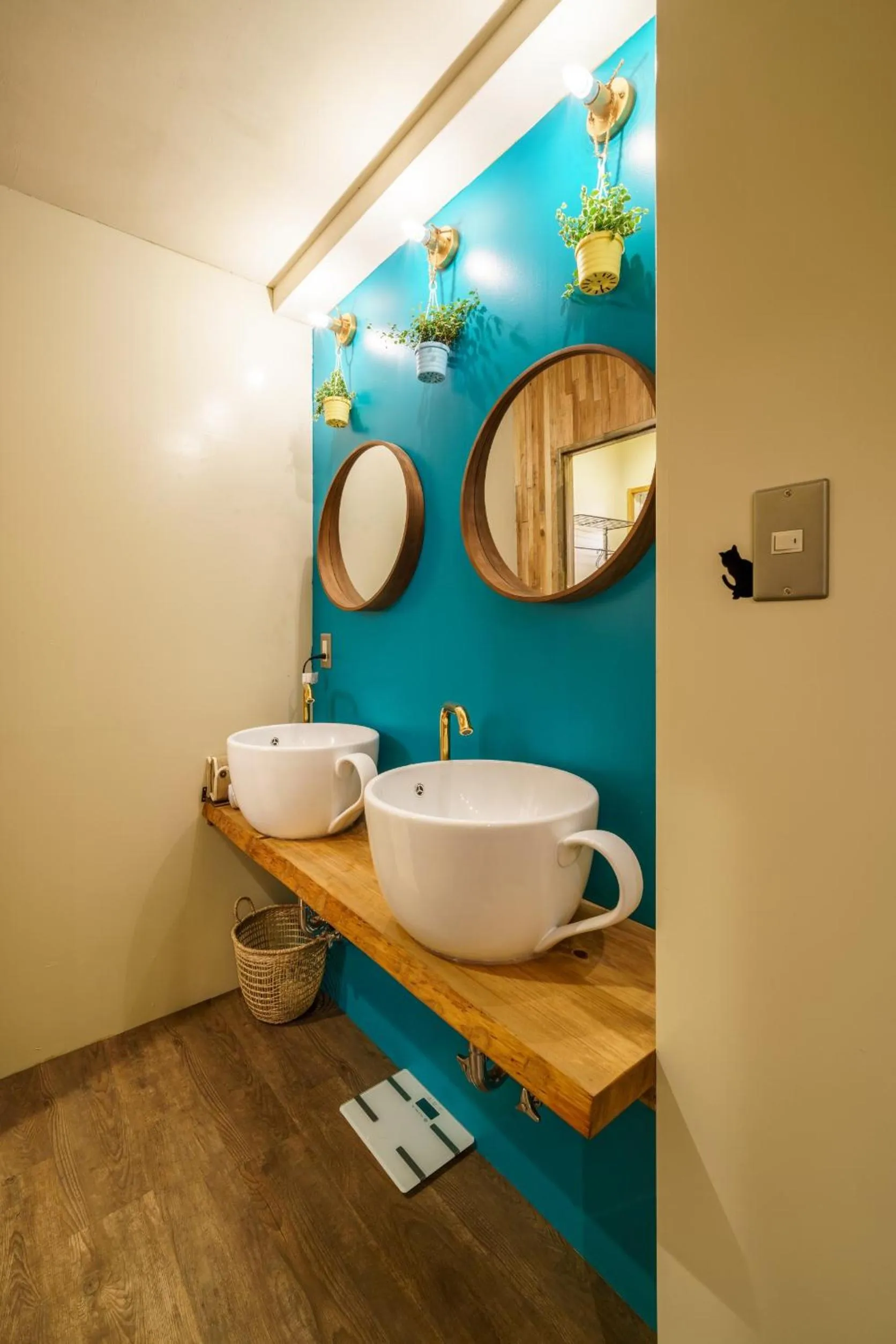 Mad Cat Hostel Osaka & Bar