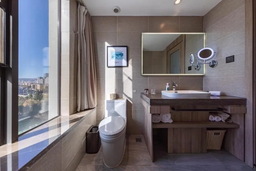 Toilet in Atour Hotel Kunming Dianchi Lake