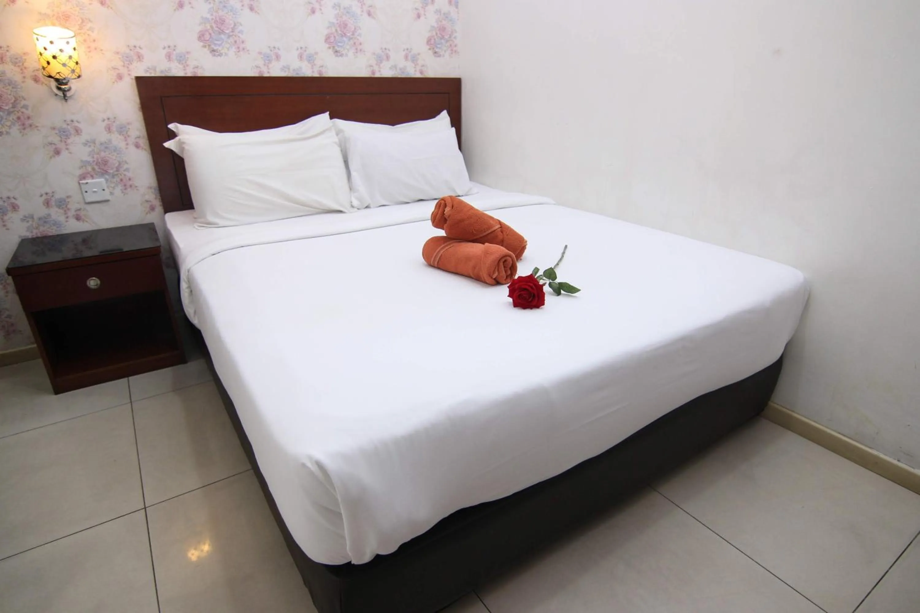 Photo of the whole room, Bed in Rose Cottage Hotel Taman Perling