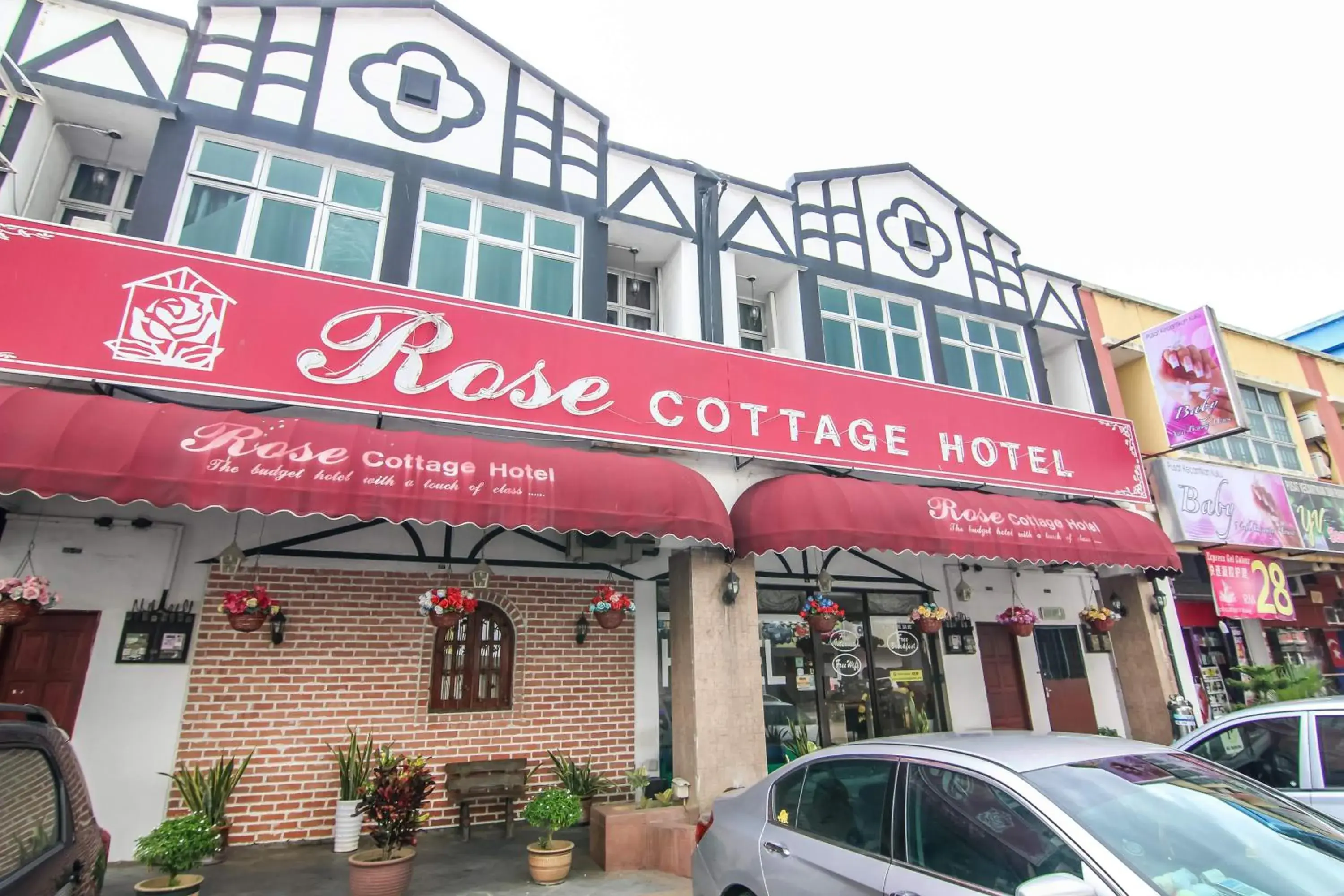Property building in Rose Cottage Hotel Taman Nusa Cemerlang Property building in Rose Cottage Hotel Taman Nusa Cemerlang