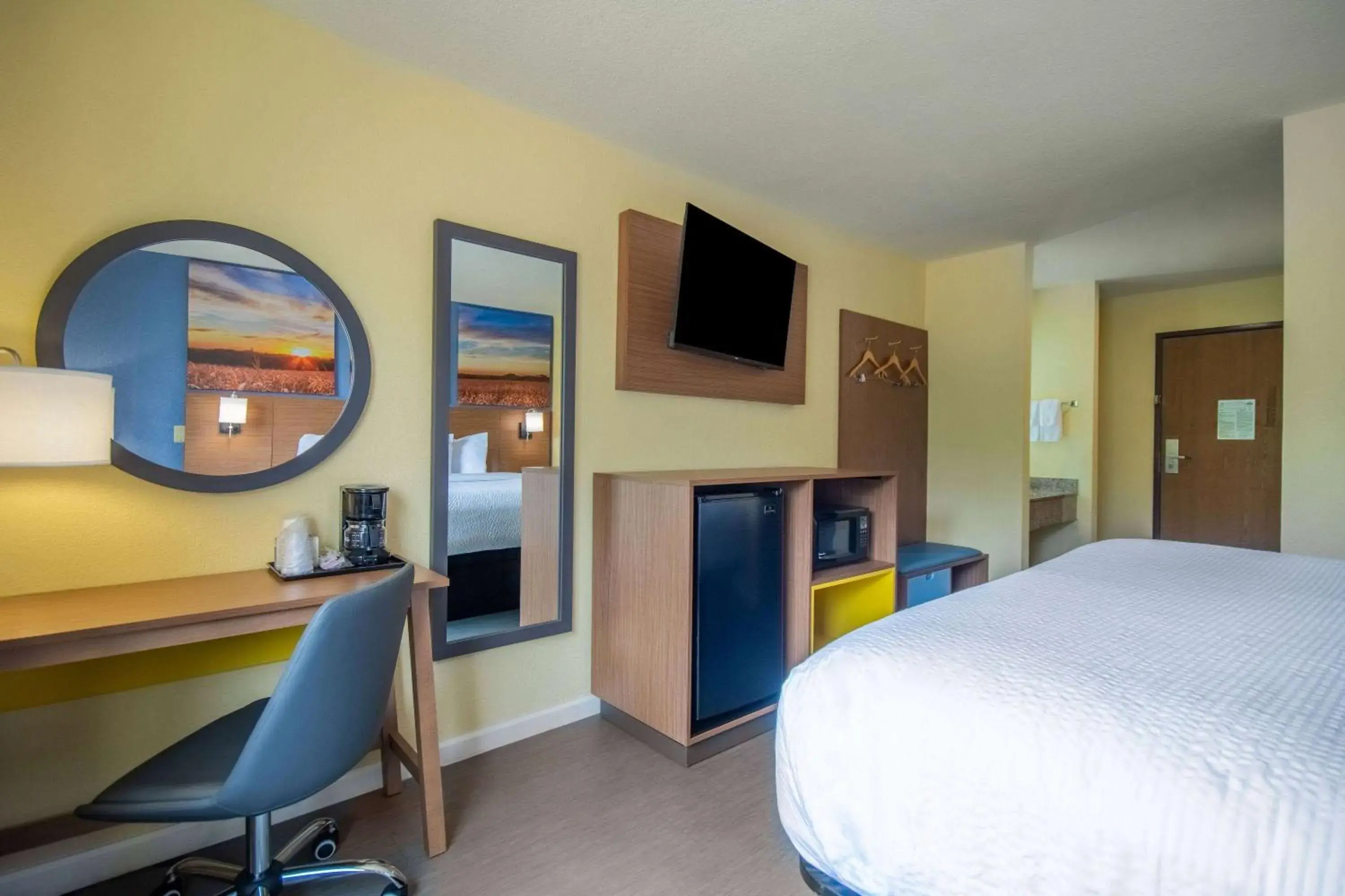 Bed in Days Inn by Wyndham Evansdale Waterloo Bed in Days Inn by Wyndham Evansdale Waterloo