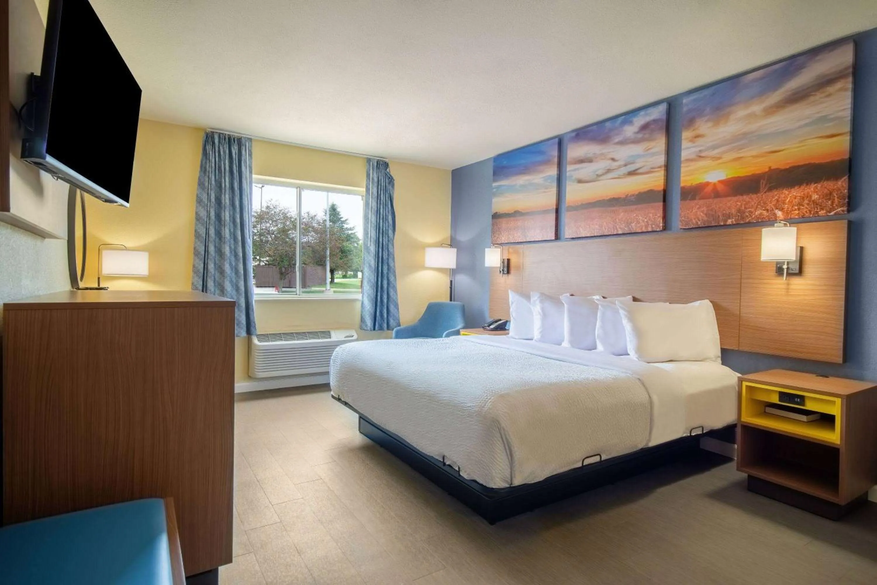 Photo of the whole room, Bed in Days Inn by Wyndham Evansdale Waterloo