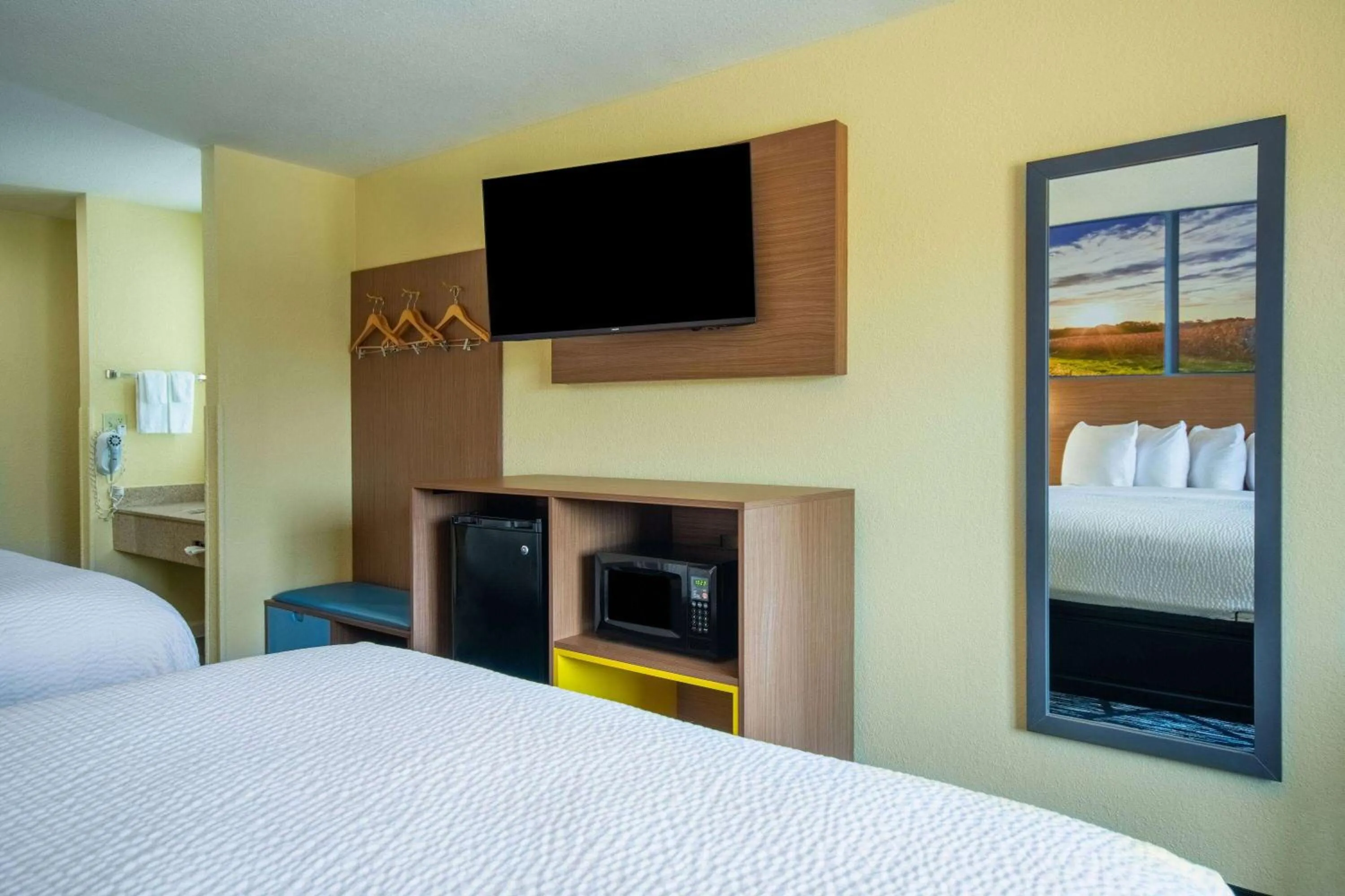 Bed in Days Inn by Wyndham Evansdale Waterloo