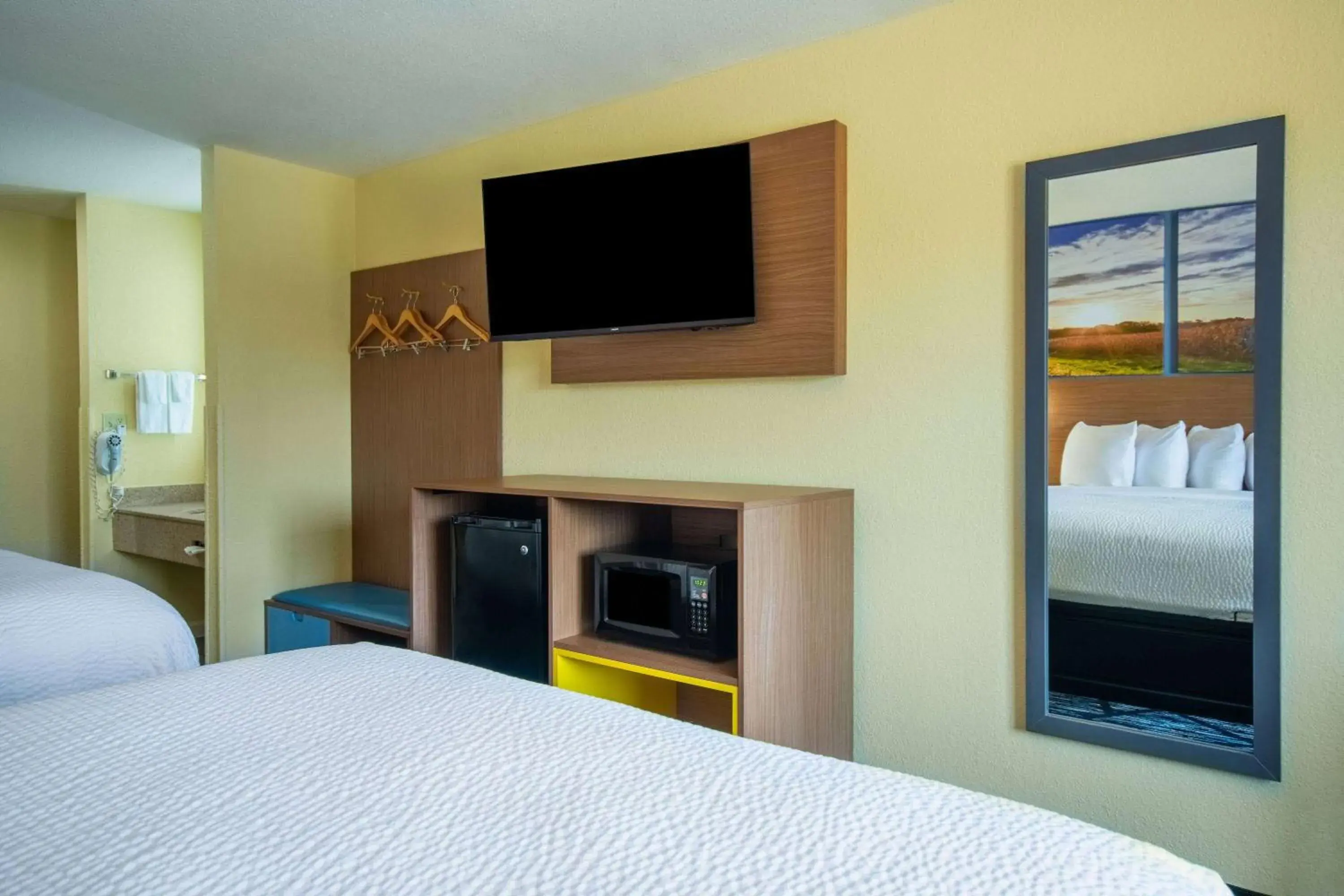 Bed in Days Inn by Wyndham Evansdale Waterloo Bed in Days Inn by Wyndham Evansdale Waterloo