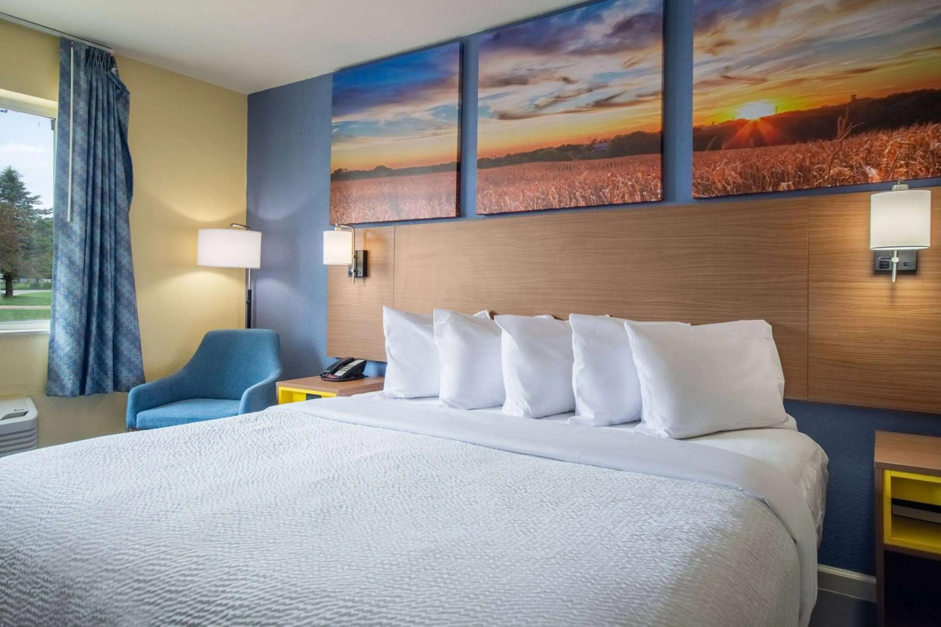 Photo of the whole room, Bed in Days Inn by Wyndham Evansdale Waterloo