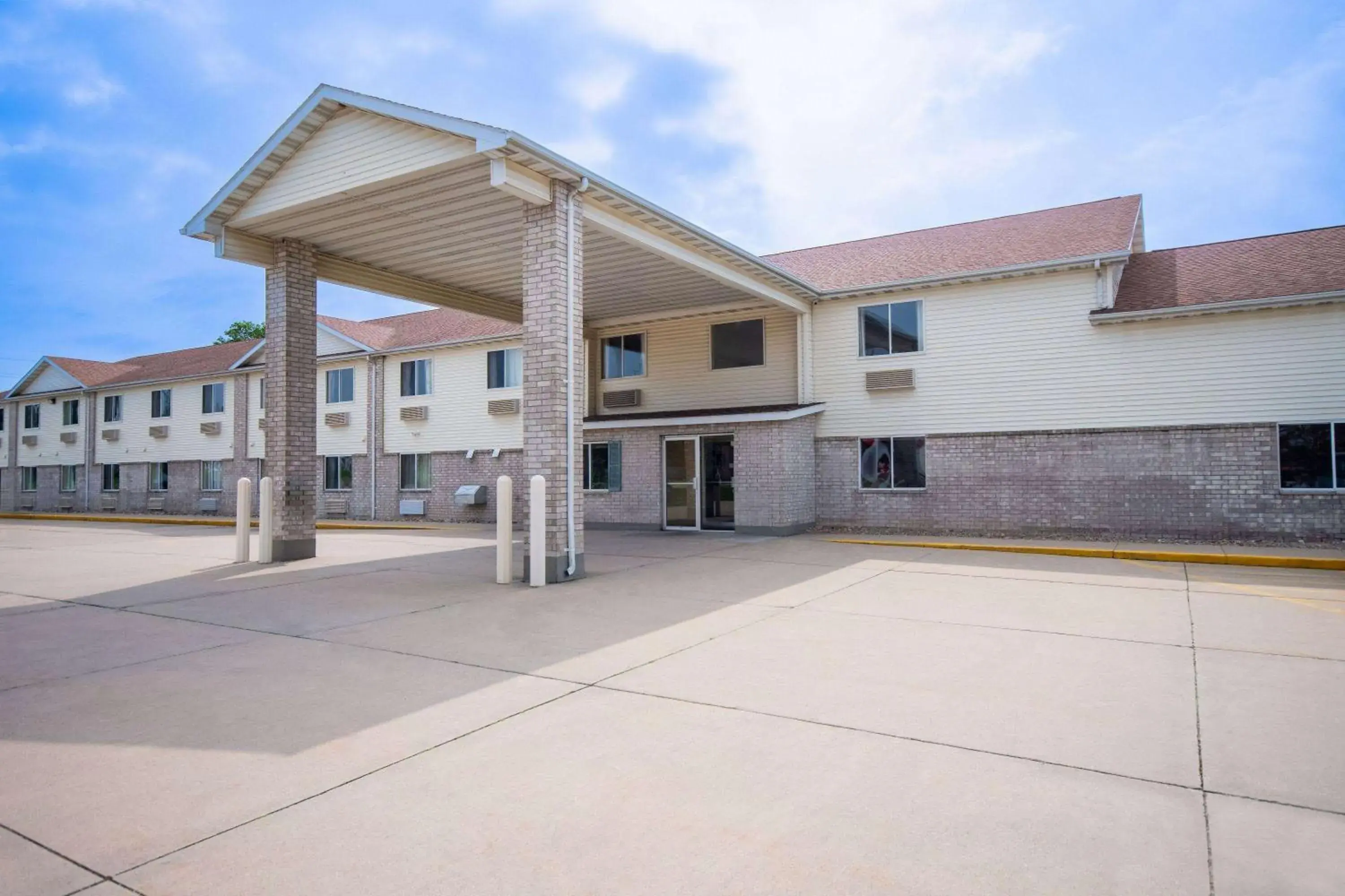 Property building in Days Inn by Wyndham Evansdale Waterloo Property building in Days Inn by Wyndham Evansdale Waterloo