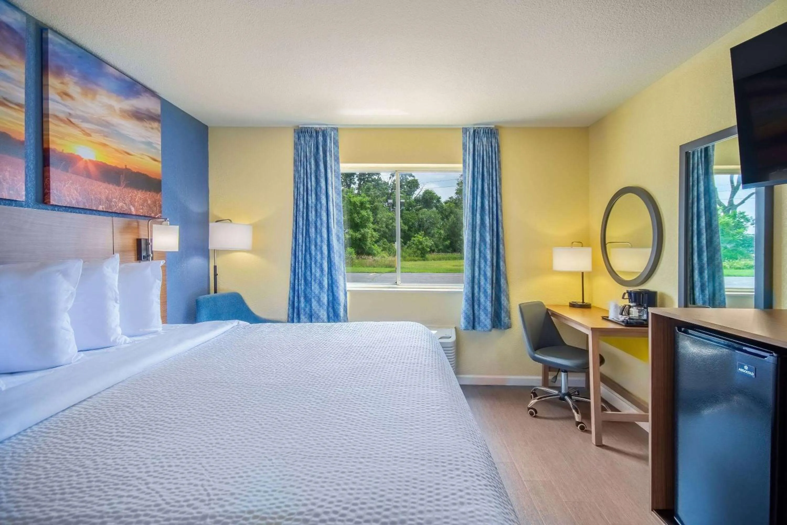 Bed in Days Inn by Wyndham Evansdale Waterloo