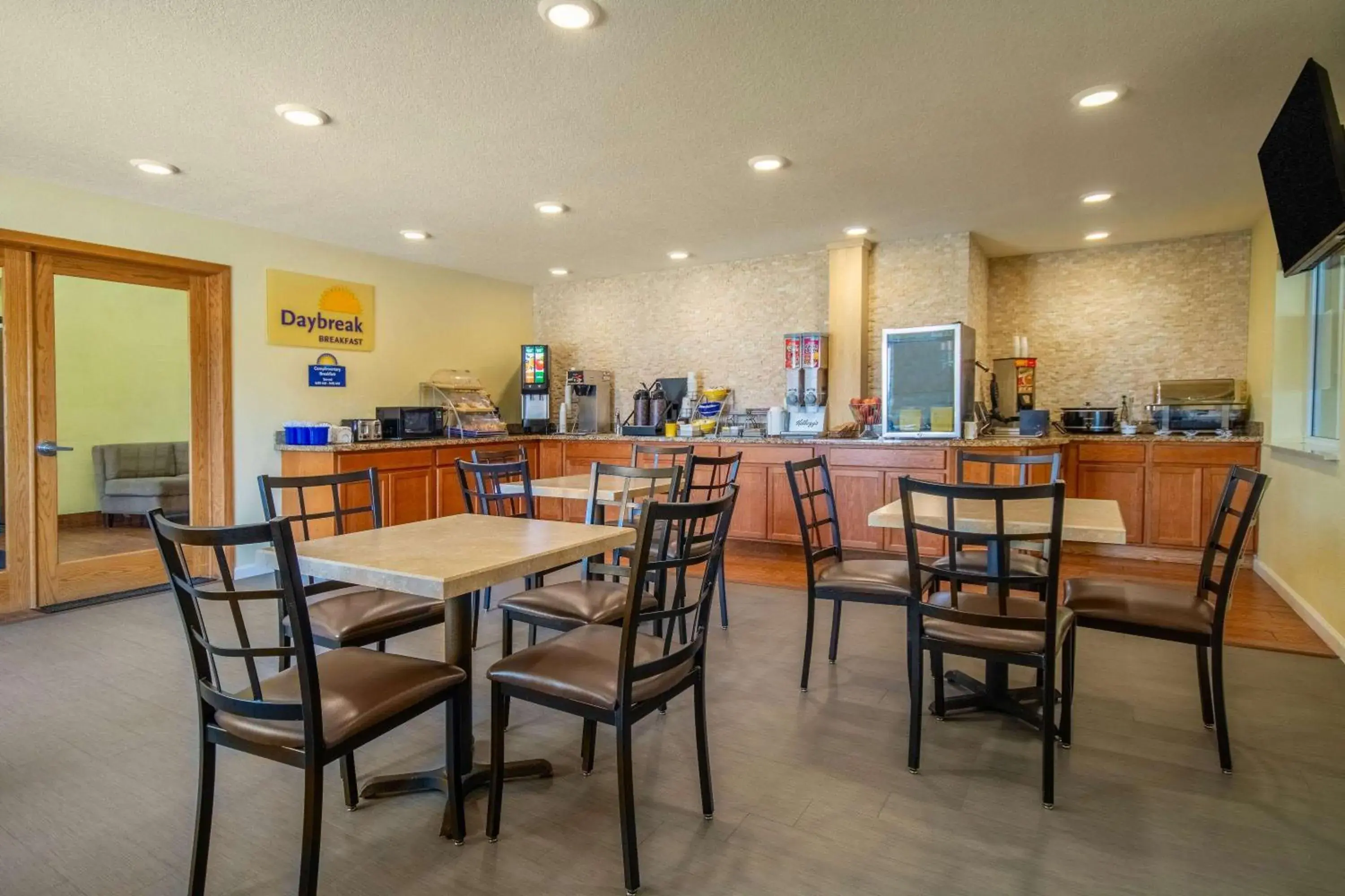 Restaurant/places to eat in Days Inn by Wyndham Evansdale Waterloo Restaurant/places to eat in Days Inn by Wyndham Evansdale Waterloo