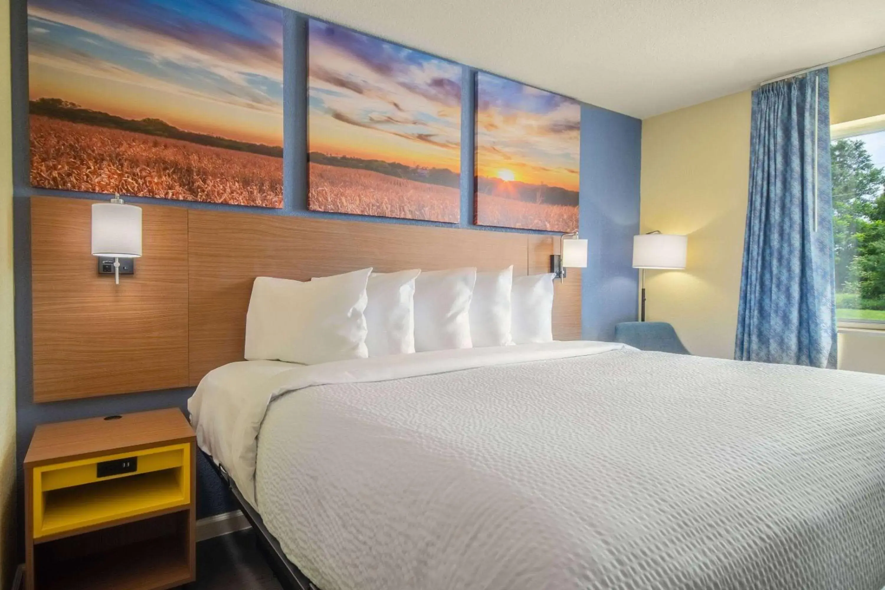 Bed in Days Inn by Wyndham Evansdale Waterloo Bed in Days Inn by Wyndham Evansdale Waterloo