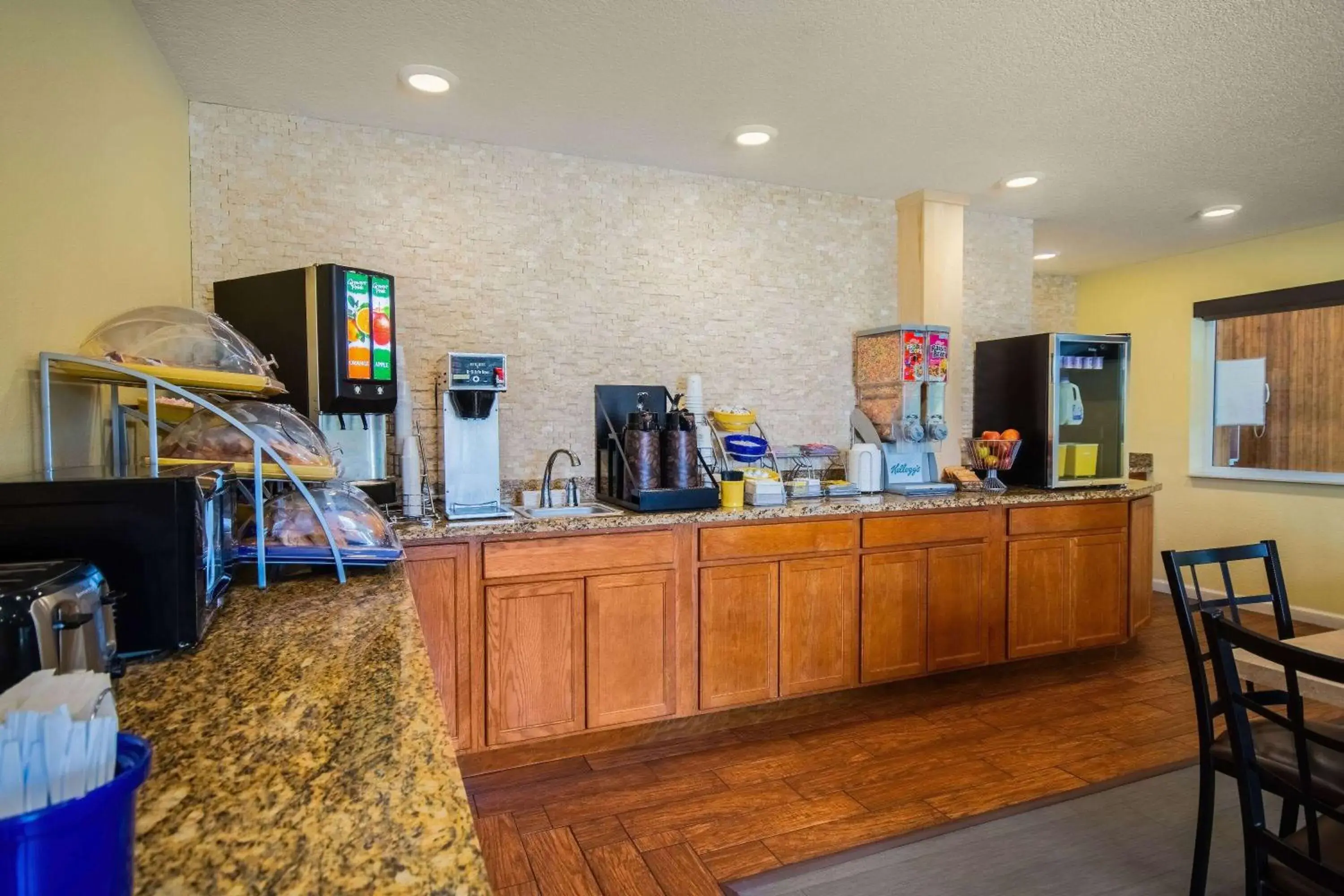 Restaurant/places to eat in Days Inn by Wyndham Evansdale Waterloo Restaurant/places to eat in Days Inn by Wyndham Evansdale Waterloo