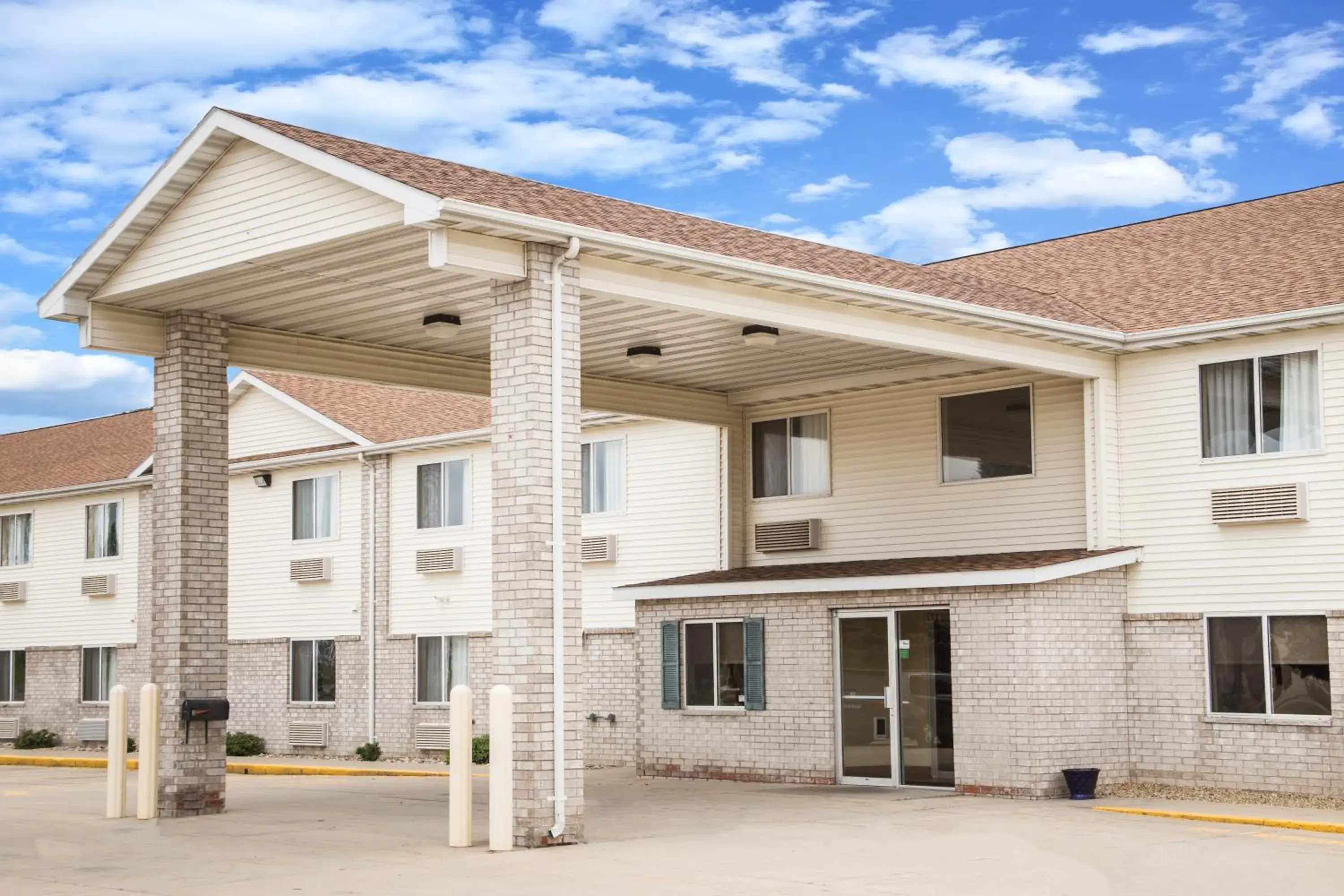 Facade/entrance in Days Inn by Wyndham Evansdale Waterloo Facade/entrance in Days Inn by Wyndham Evansdale Waterloo
