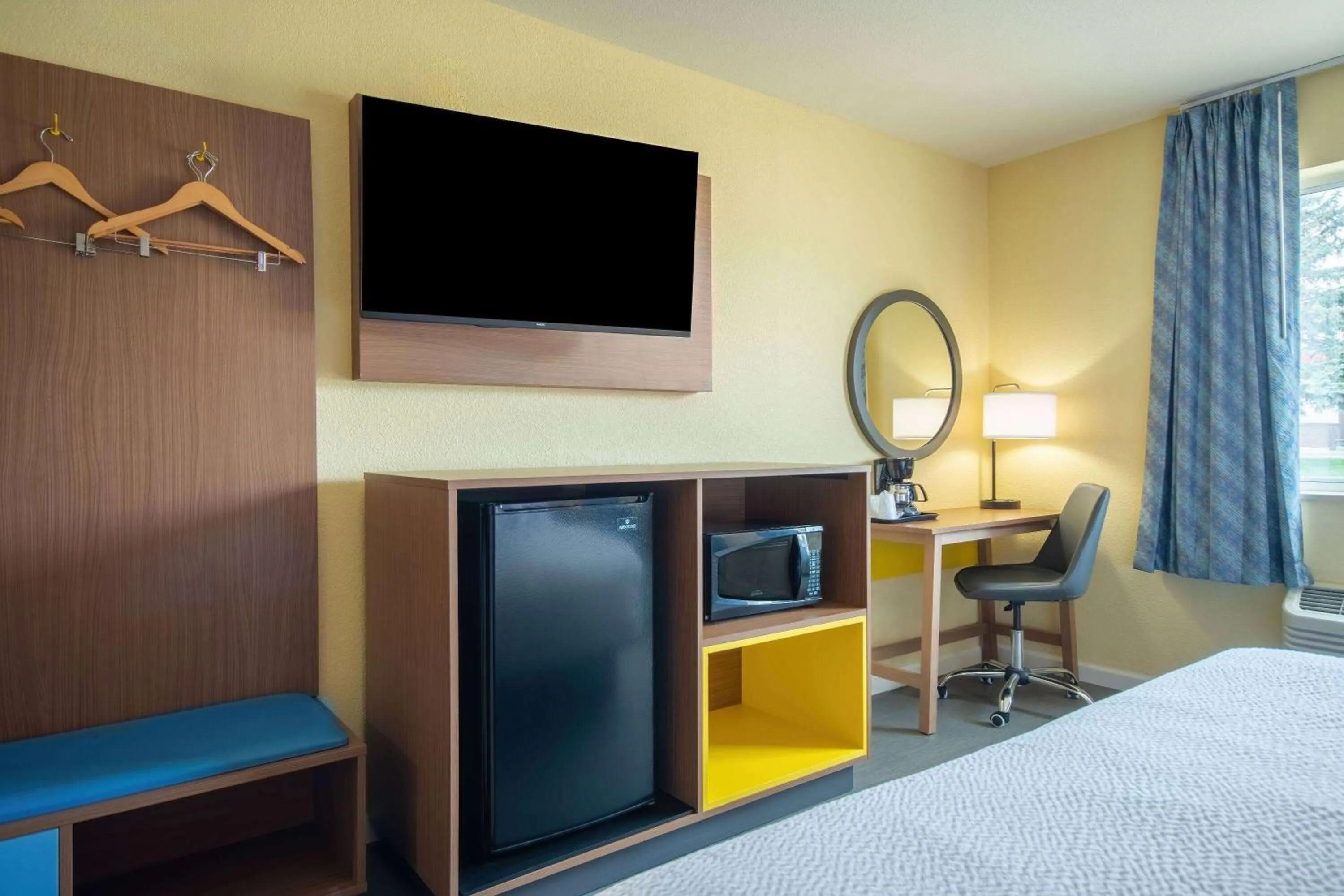 Photo of the whole room, Bed in Days Inn by Wyndham Evansdale Waterloo