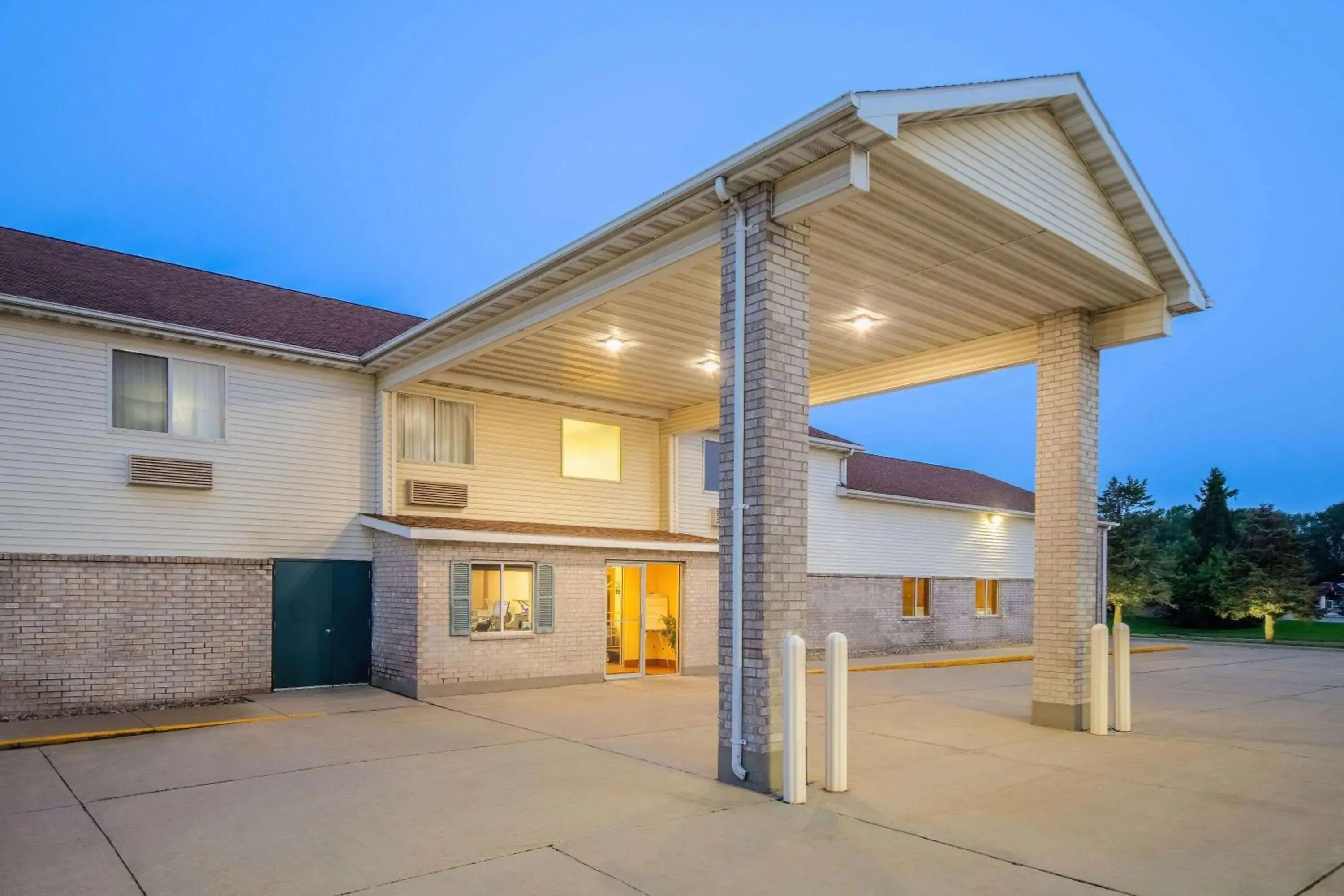 Property building in Days Inn by Wyndham Evansdale Waterloo Property building in Days Inn by Wyndham Evansdale Waterloo