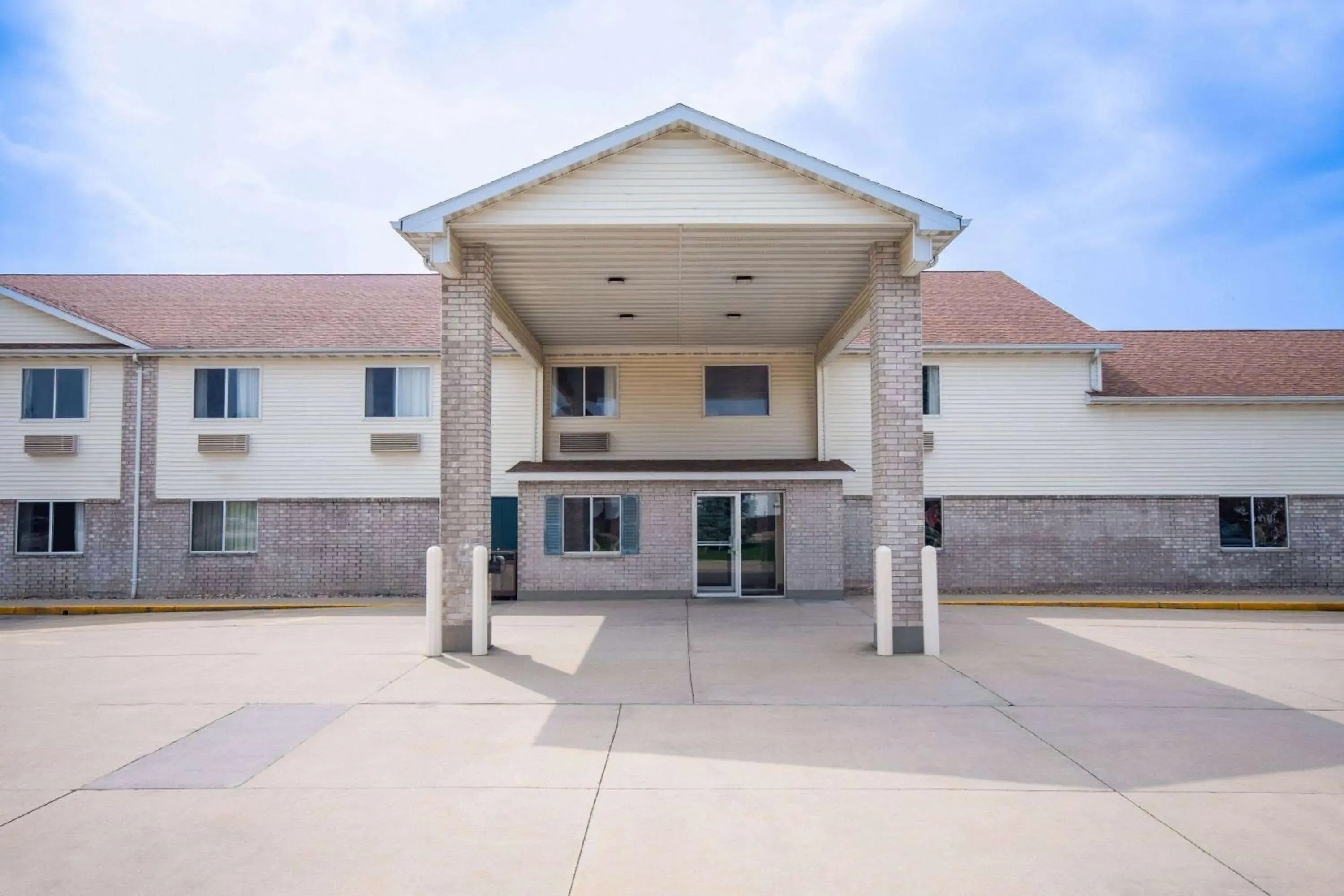 Property building in Days Inn by Wyndham Evansdale Waterloo Property building in Days Inn by Wyndham Evansdale Waterloo