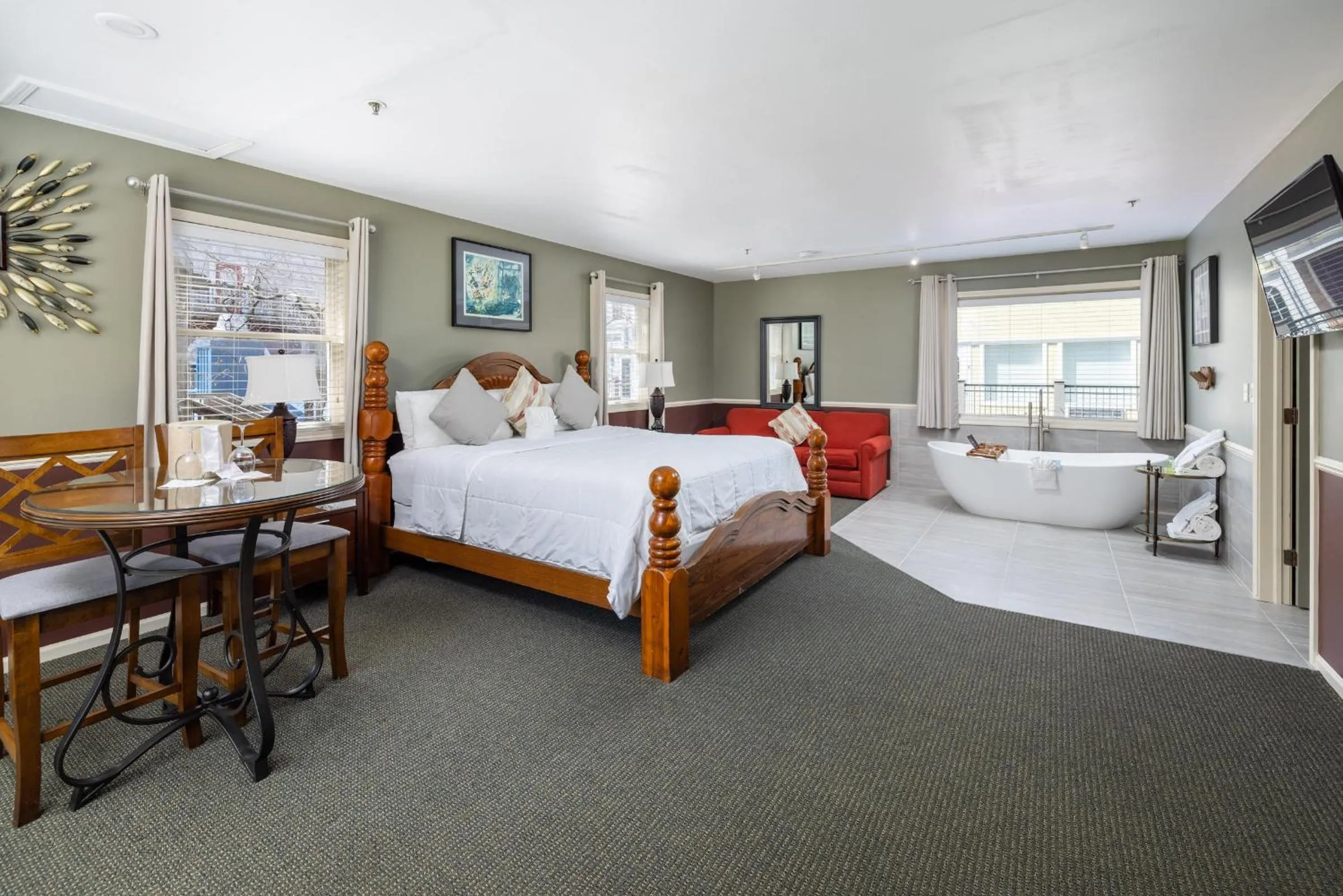 Bed in Old Harbor Inn