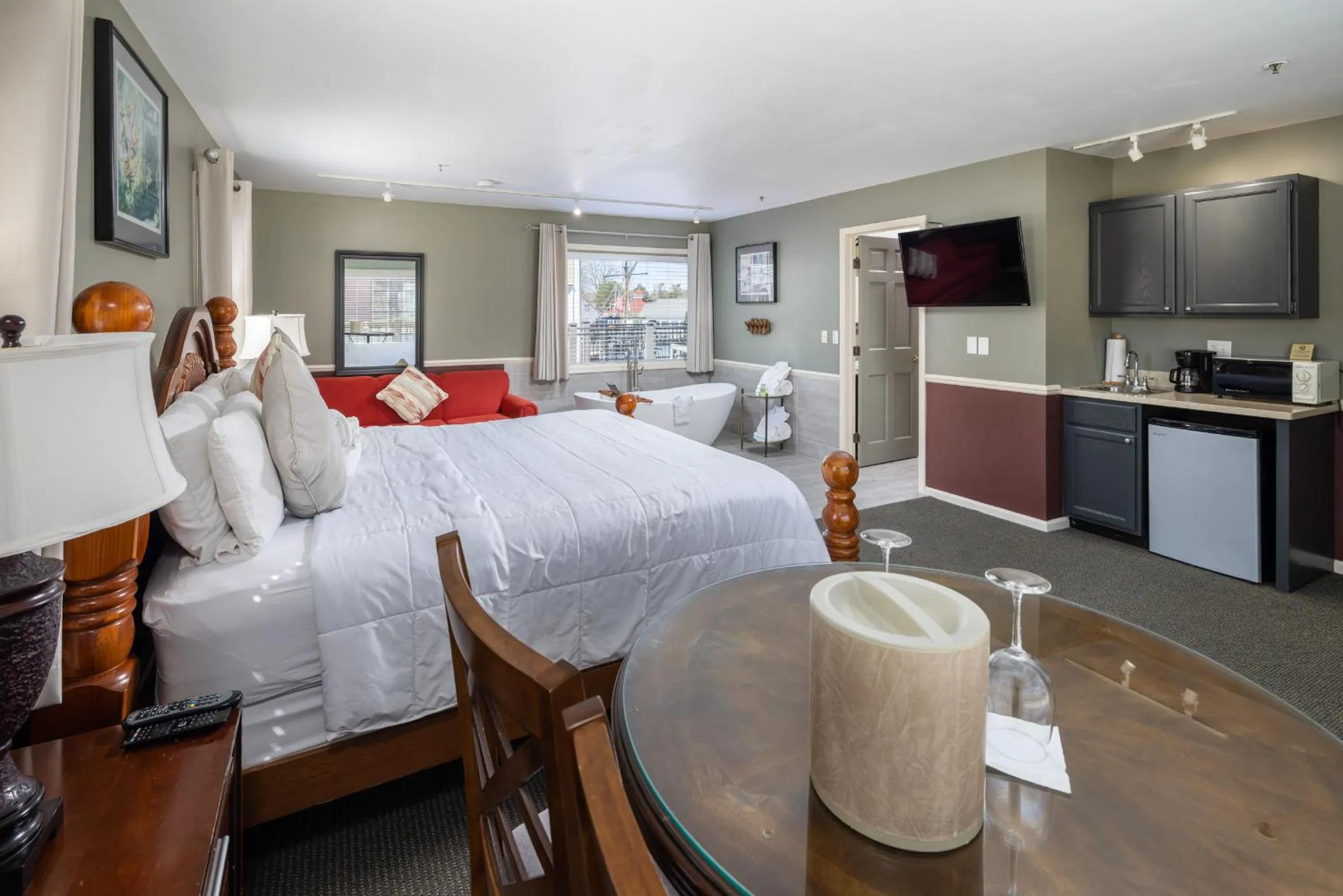 Bed in Old Harbor Inn