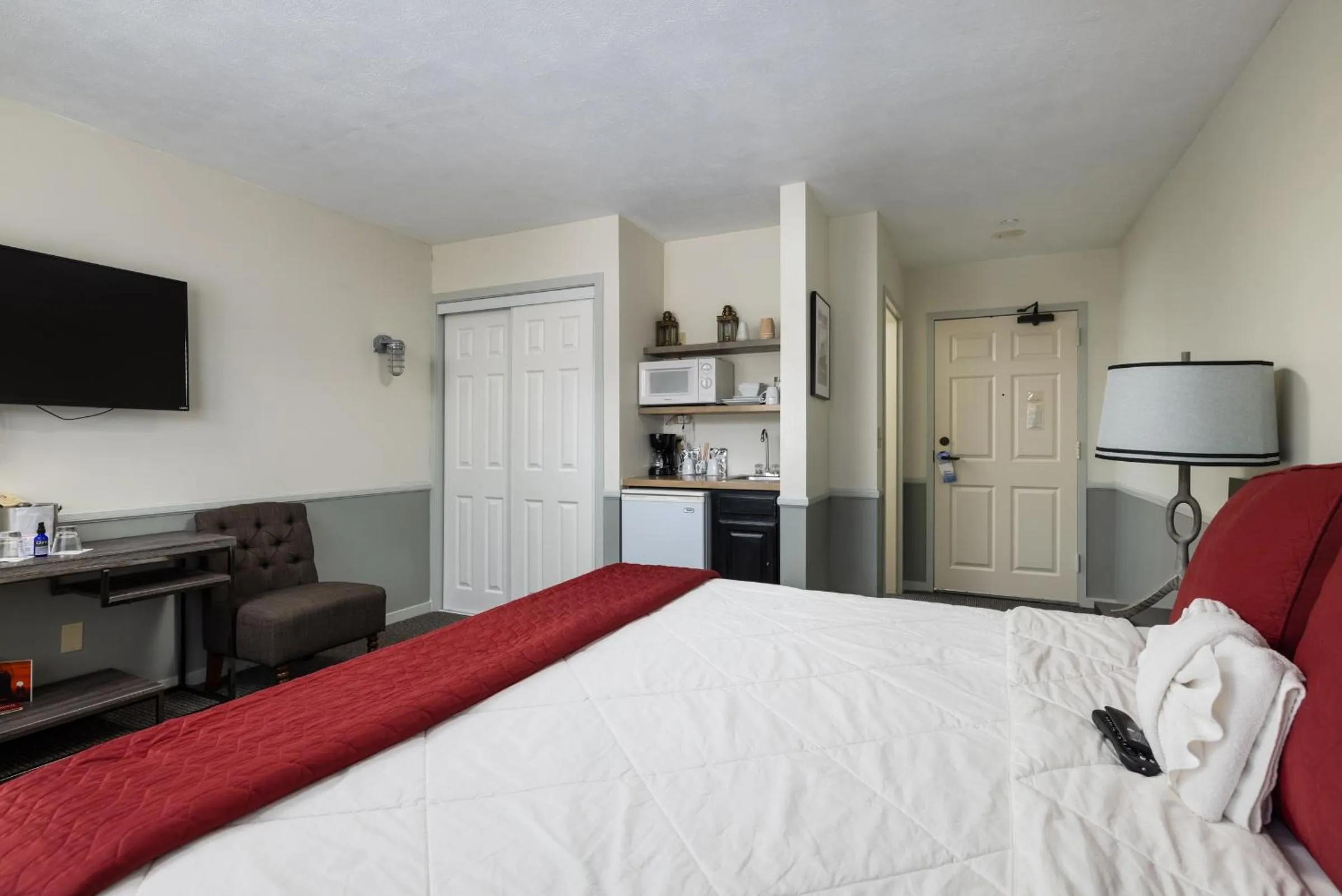 Bed in Old Harbor Inn