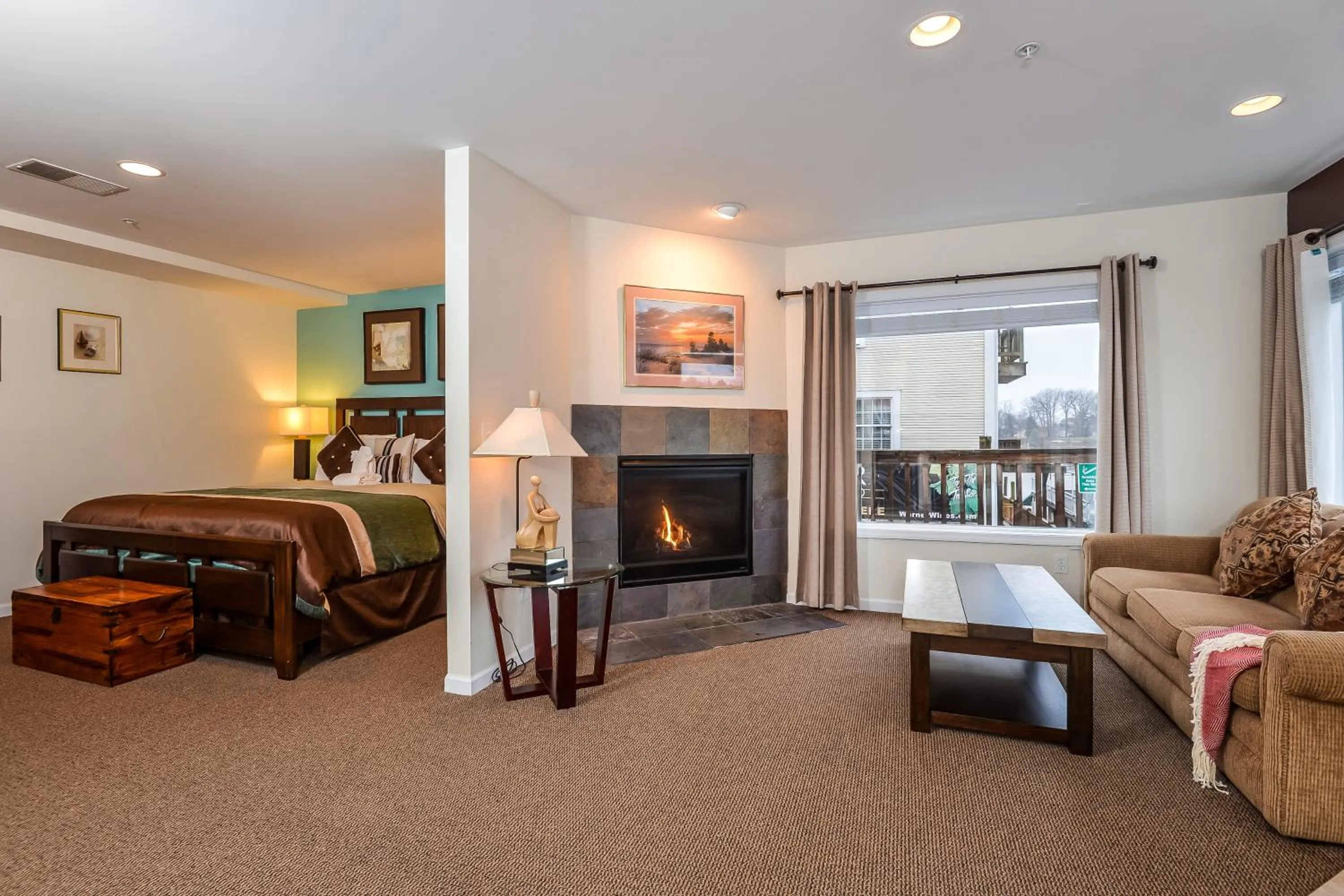 Photo of the whole room, Bed in Old Harbor Inn