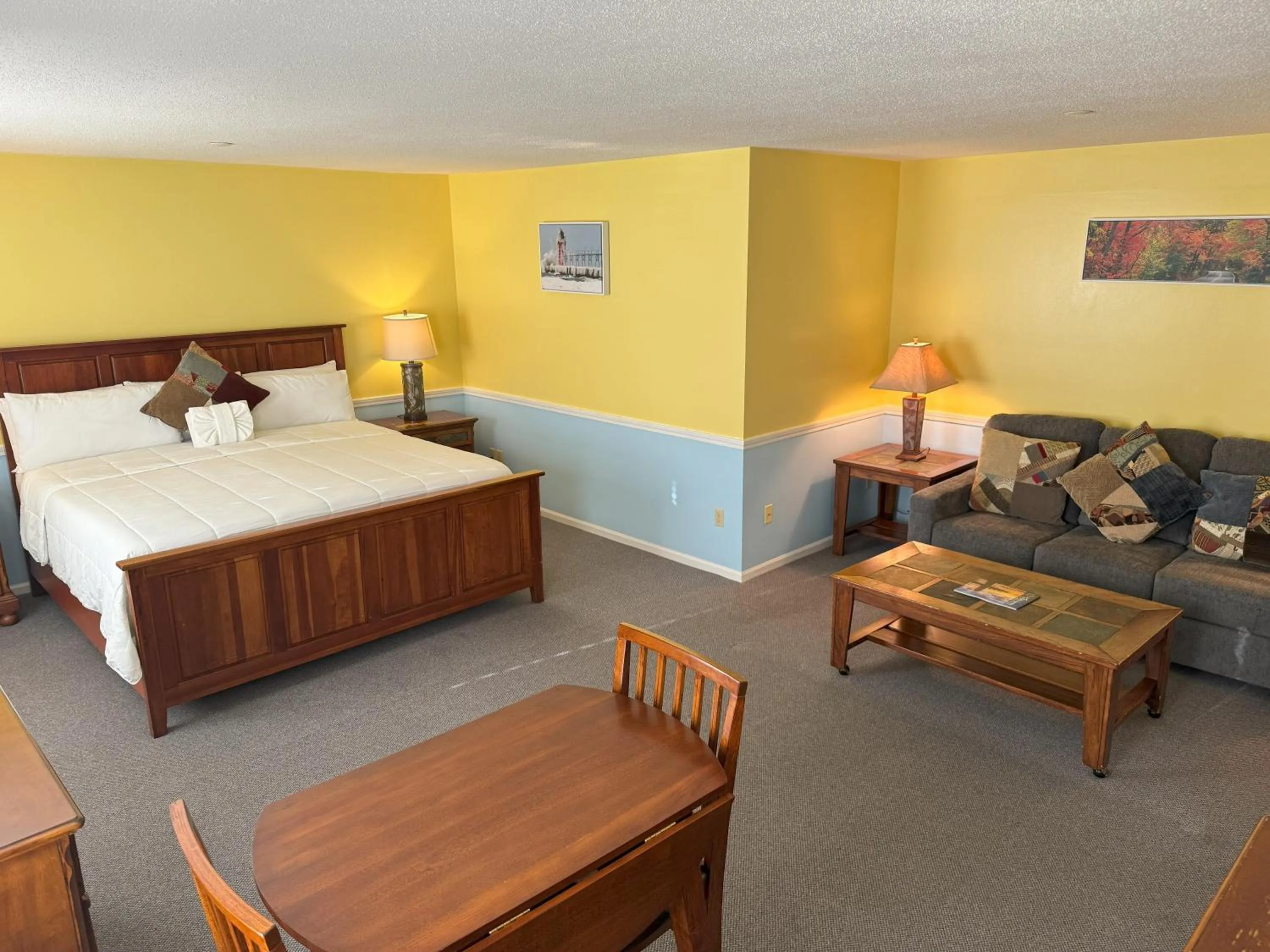 Bed in Old Harbor Inn