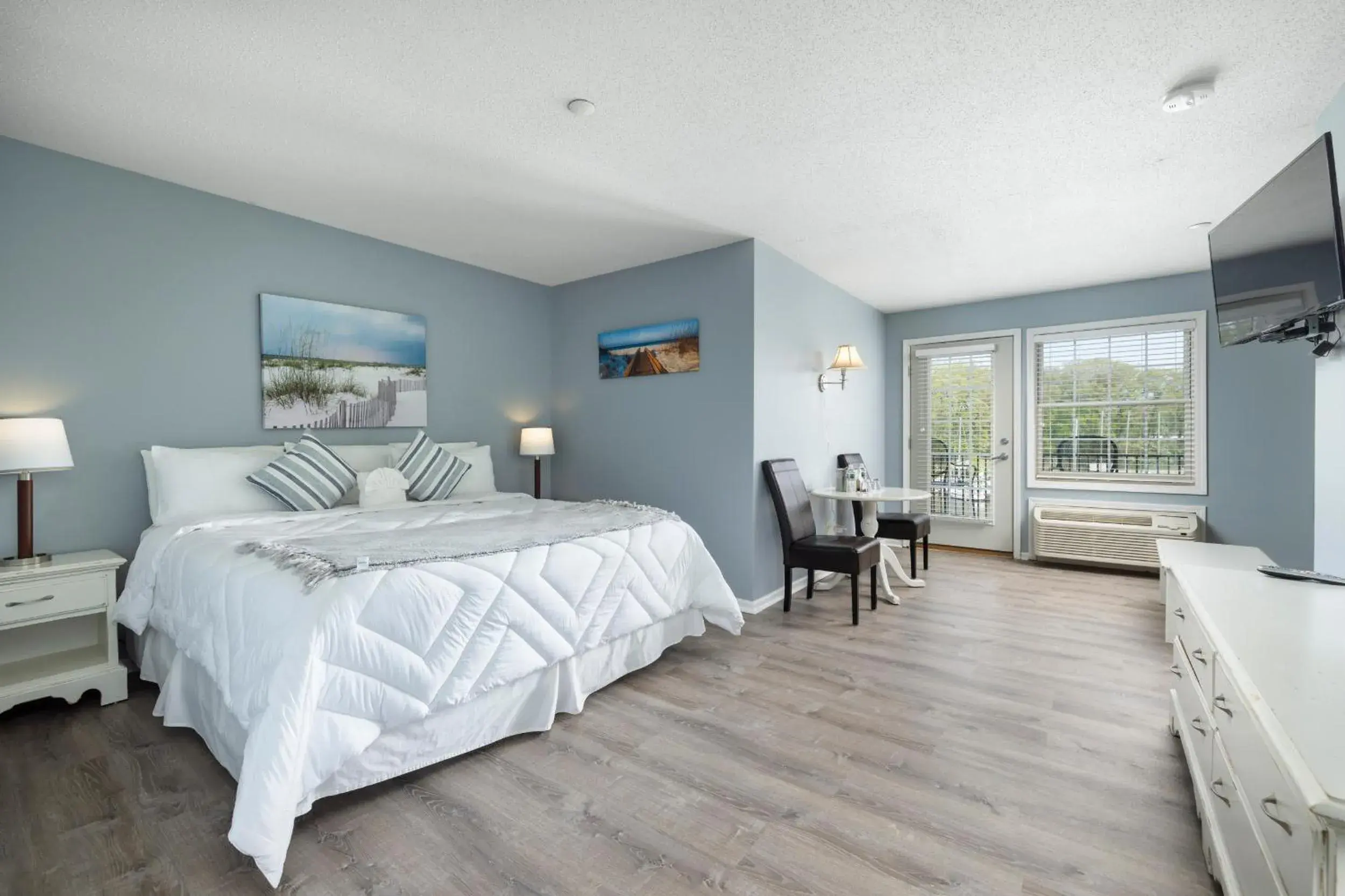 King Suite with Balcony in Old Harbor Inn King Suite with Balcony in Old Harbor Inn