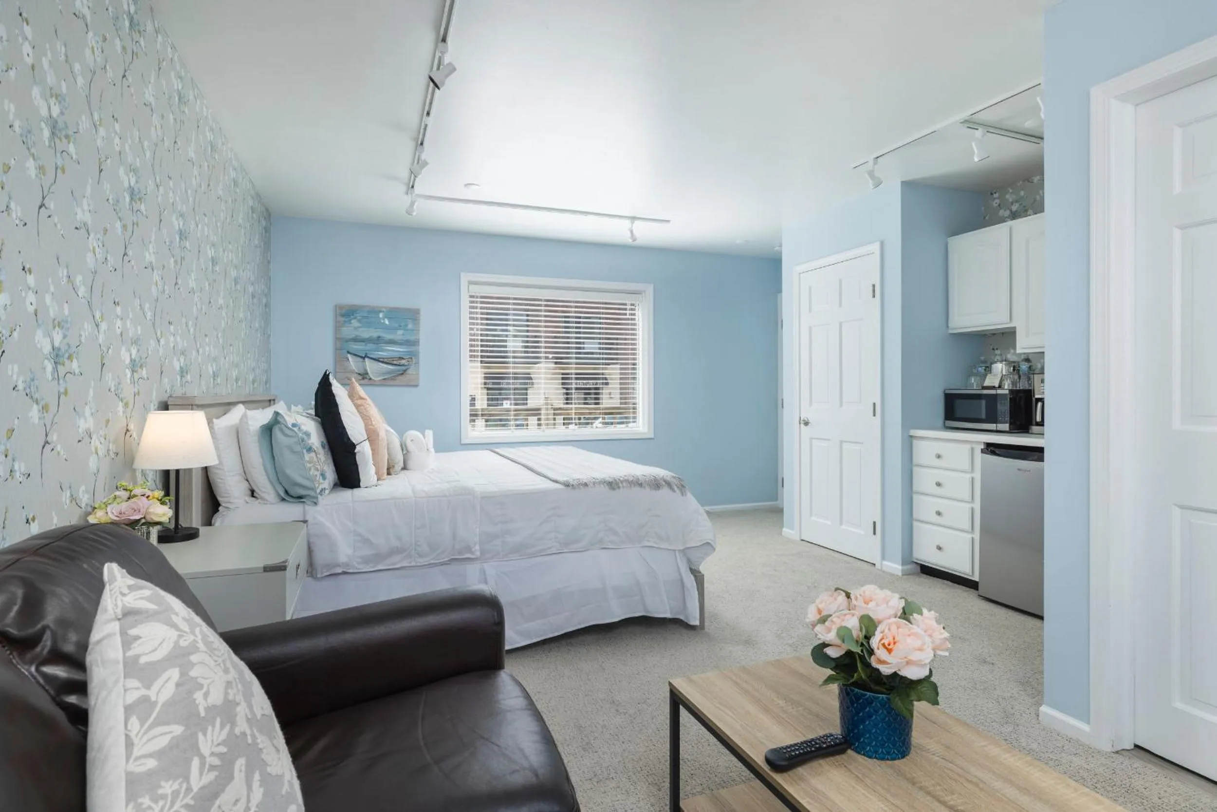 Bed in Old Harbor Inn