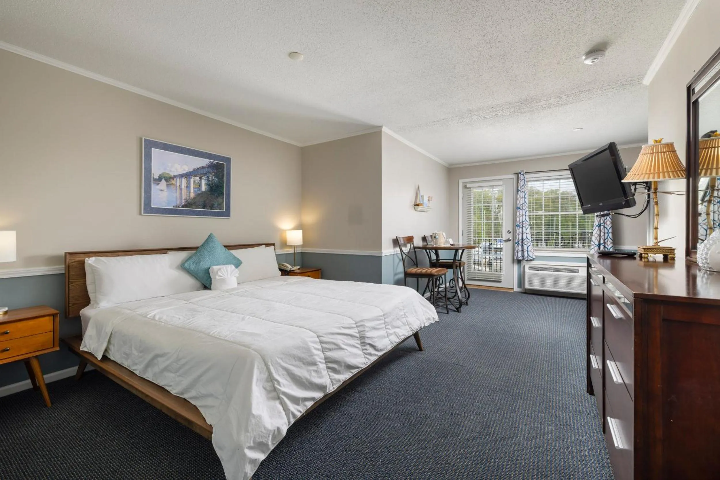 Bed in Old Harbor Inn