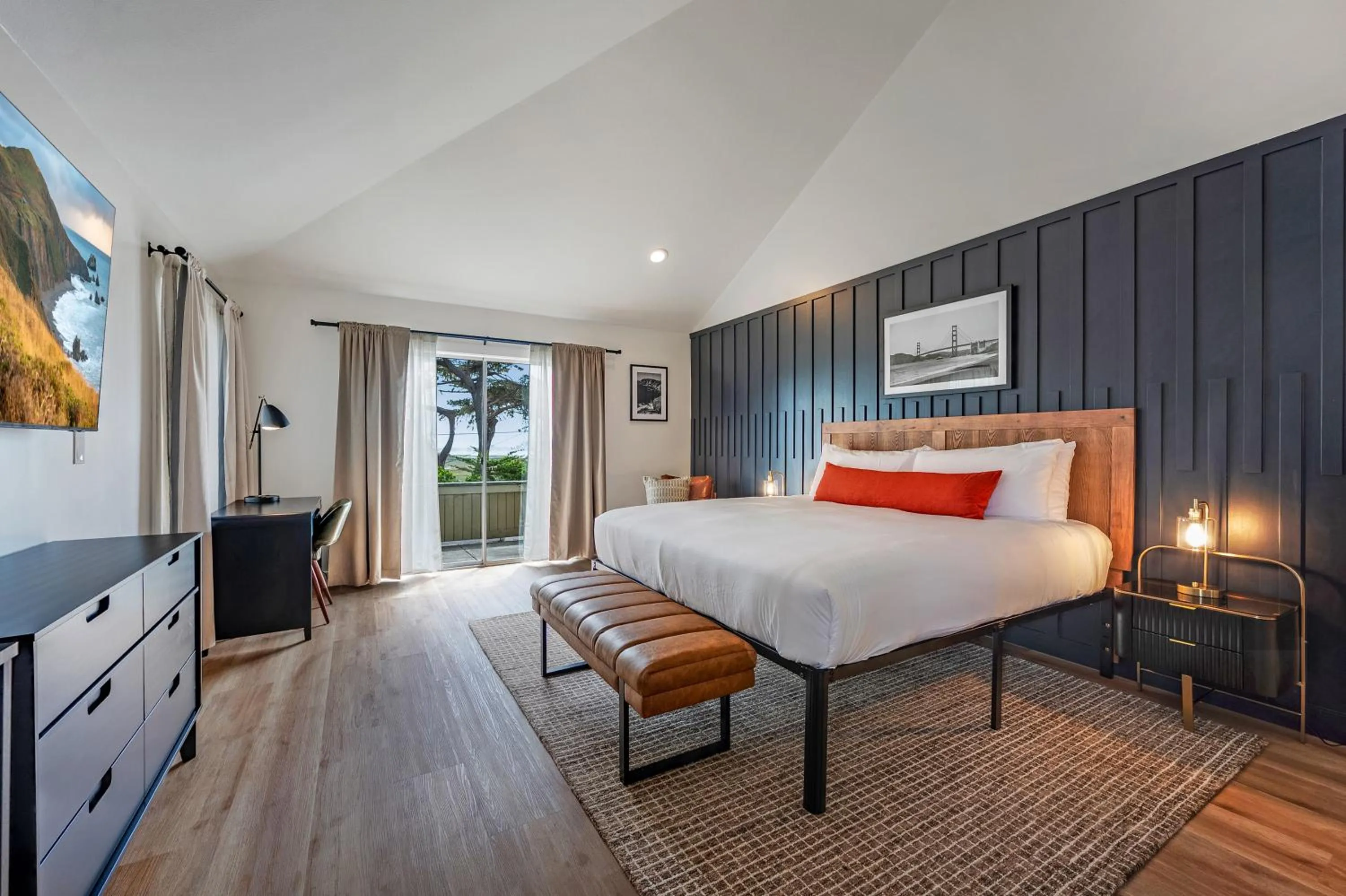 Bed in Bodega Coast Inn and Suites