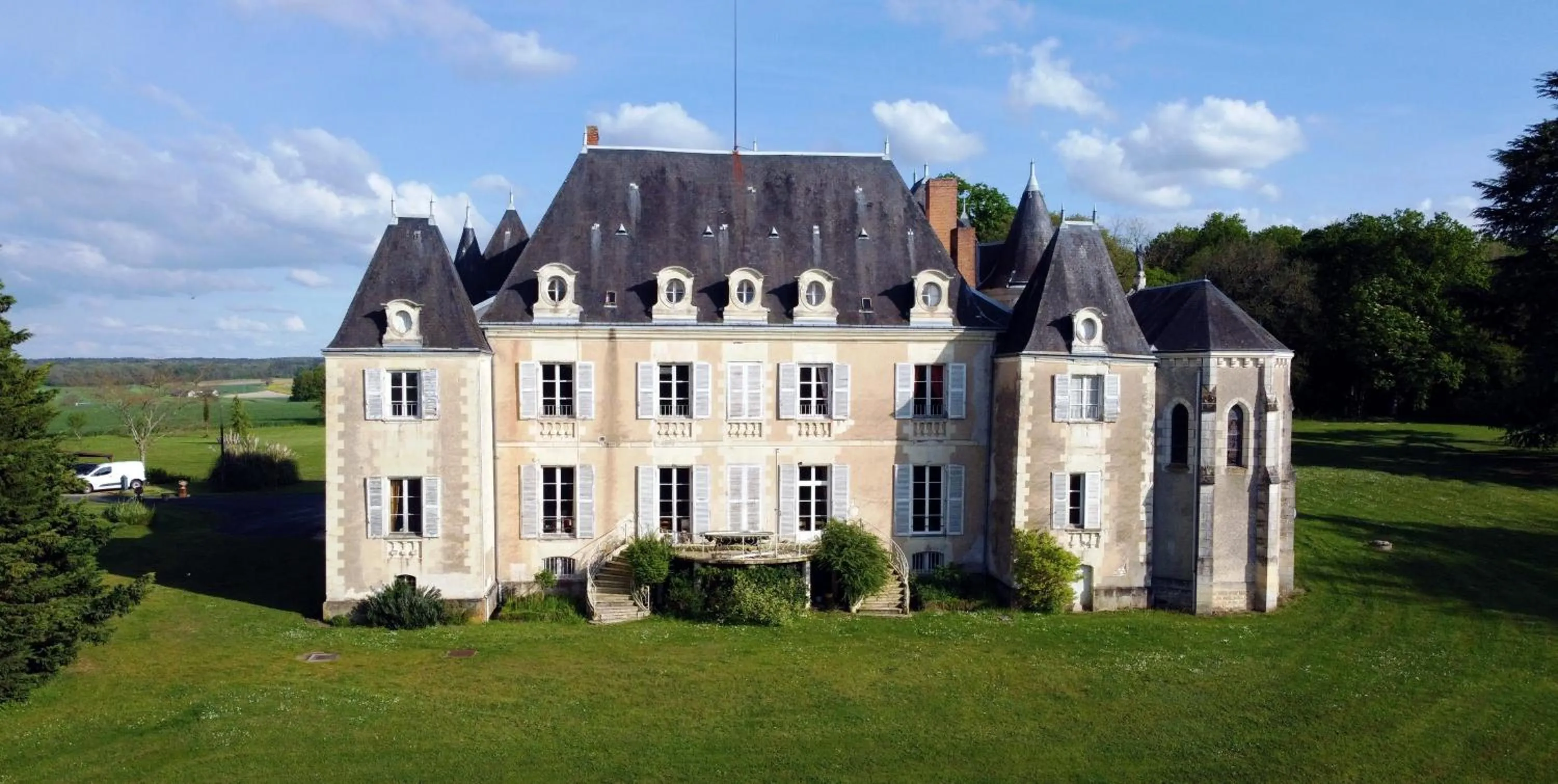 Property building in Château de Piolant