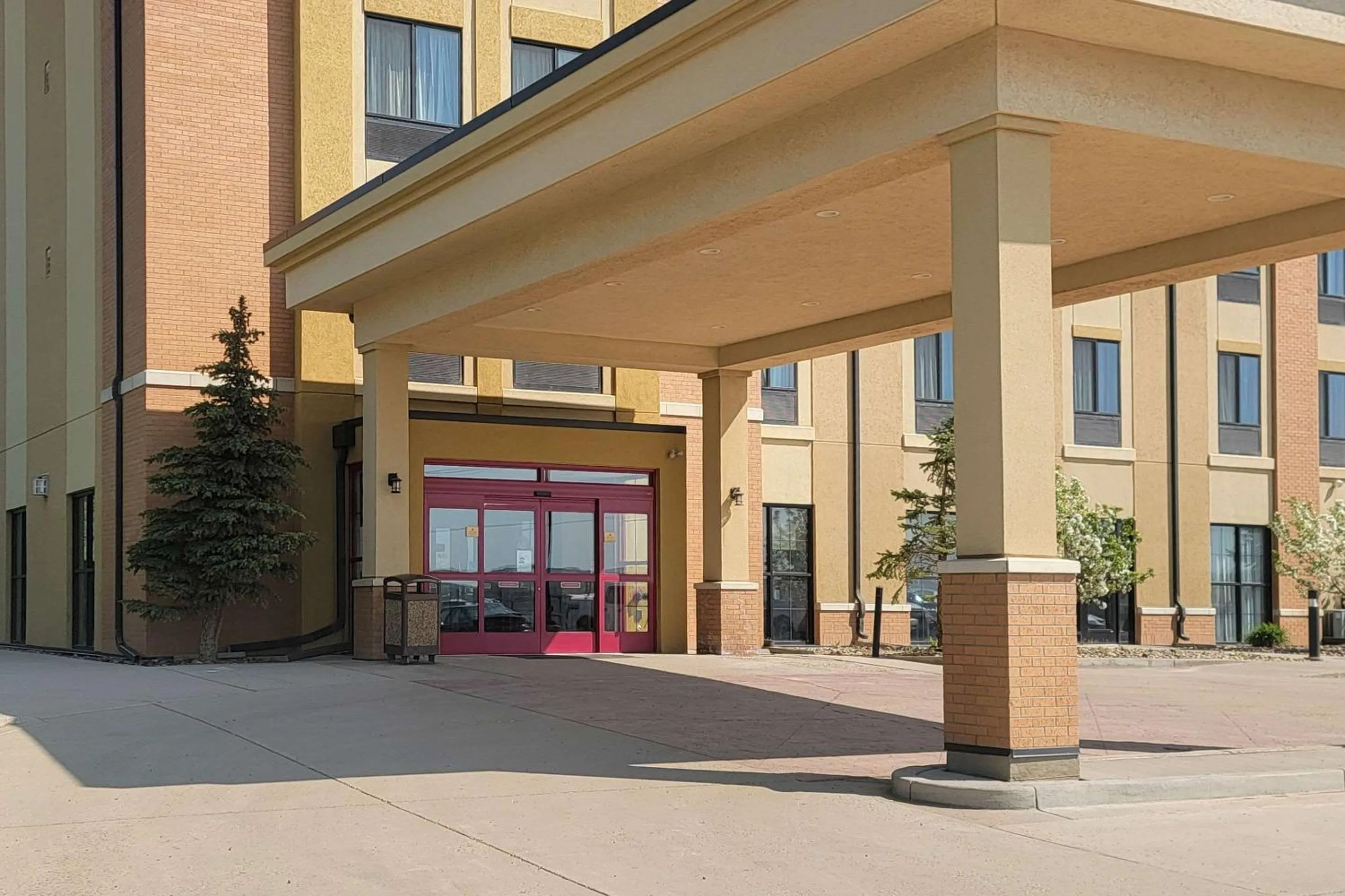 Property building in Comfort Inn & Suites Watford City