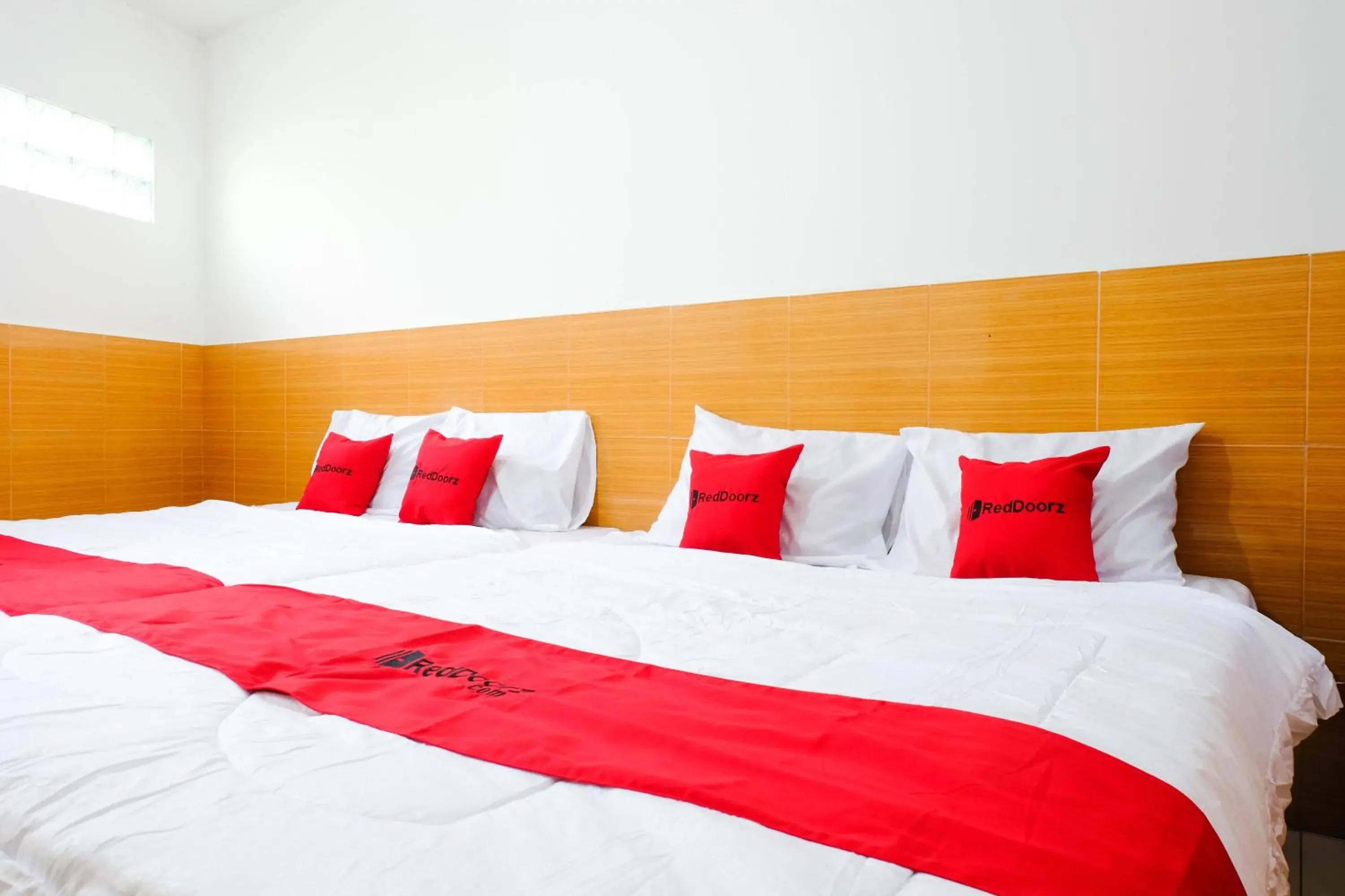 Bed in RedDoorz near STAB Syailendra Kopeng Bed in RedDoorz near STAB Syailendra Kopeng