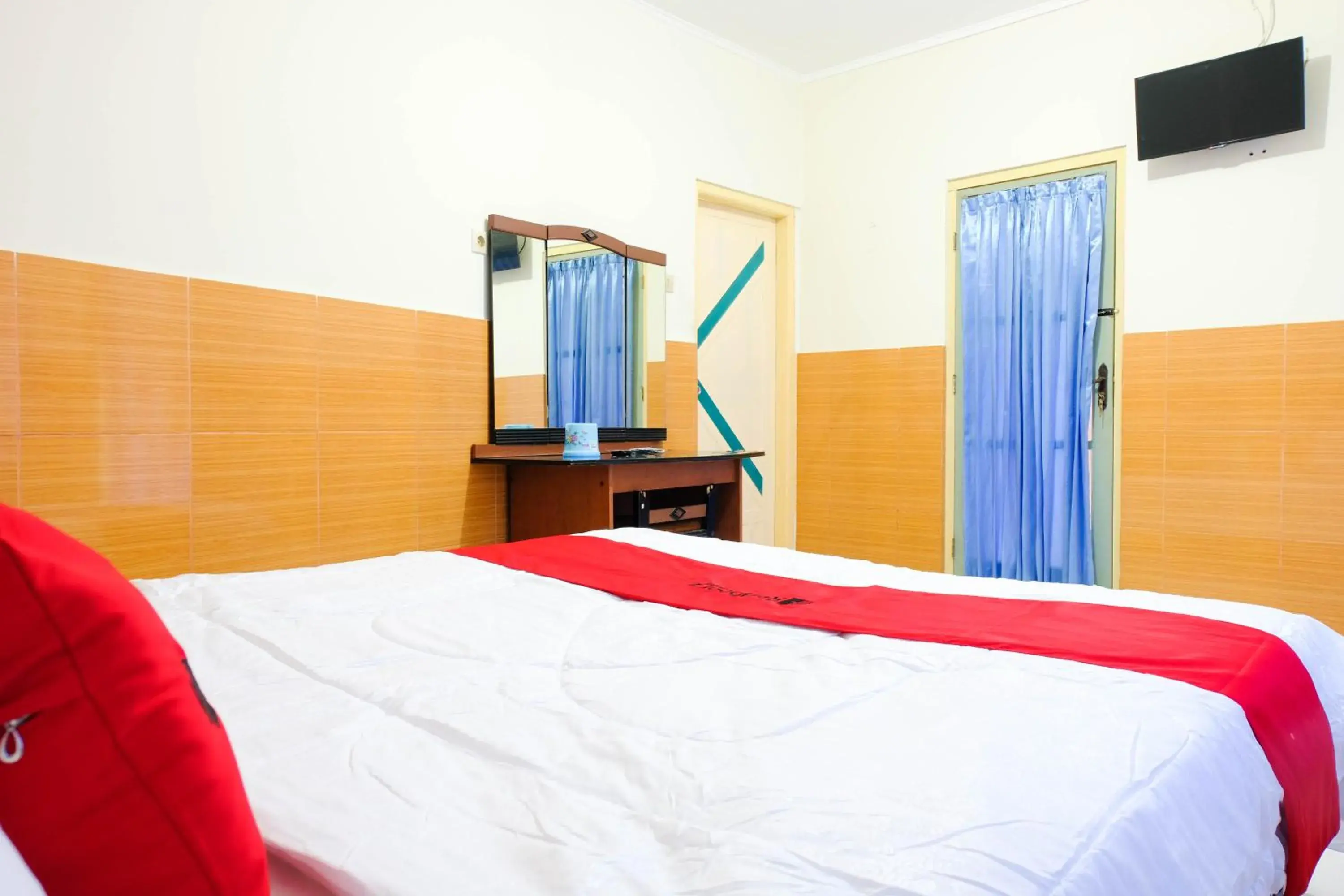 Bedroom, Bed in RedDoorz near STAB Syailendra Kopeng Bedroom, Bed in RedDoorz near STAB Syailendra Kopeng