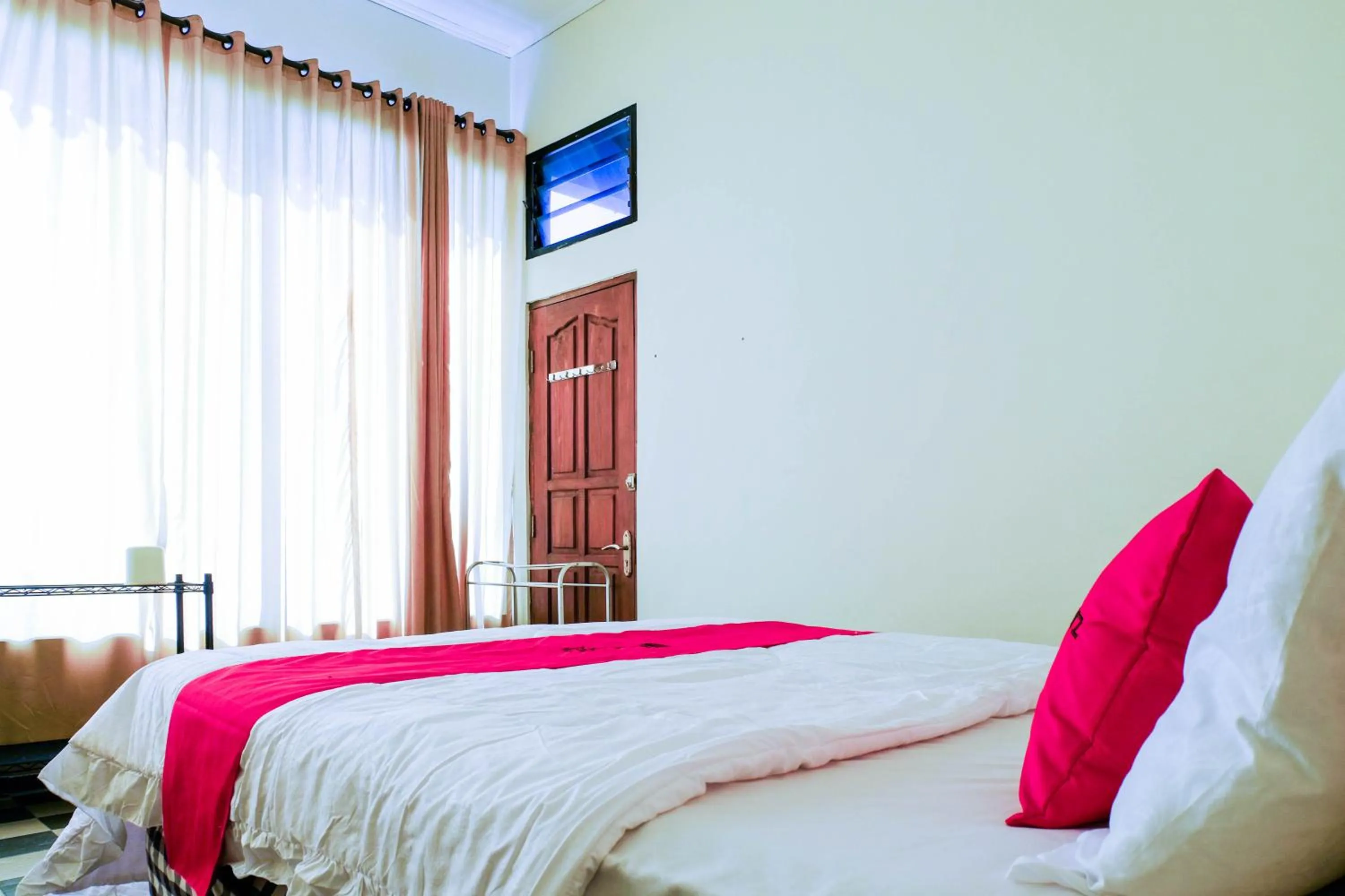 Bed in RedDoorz near STAB Syailendra Kopeng